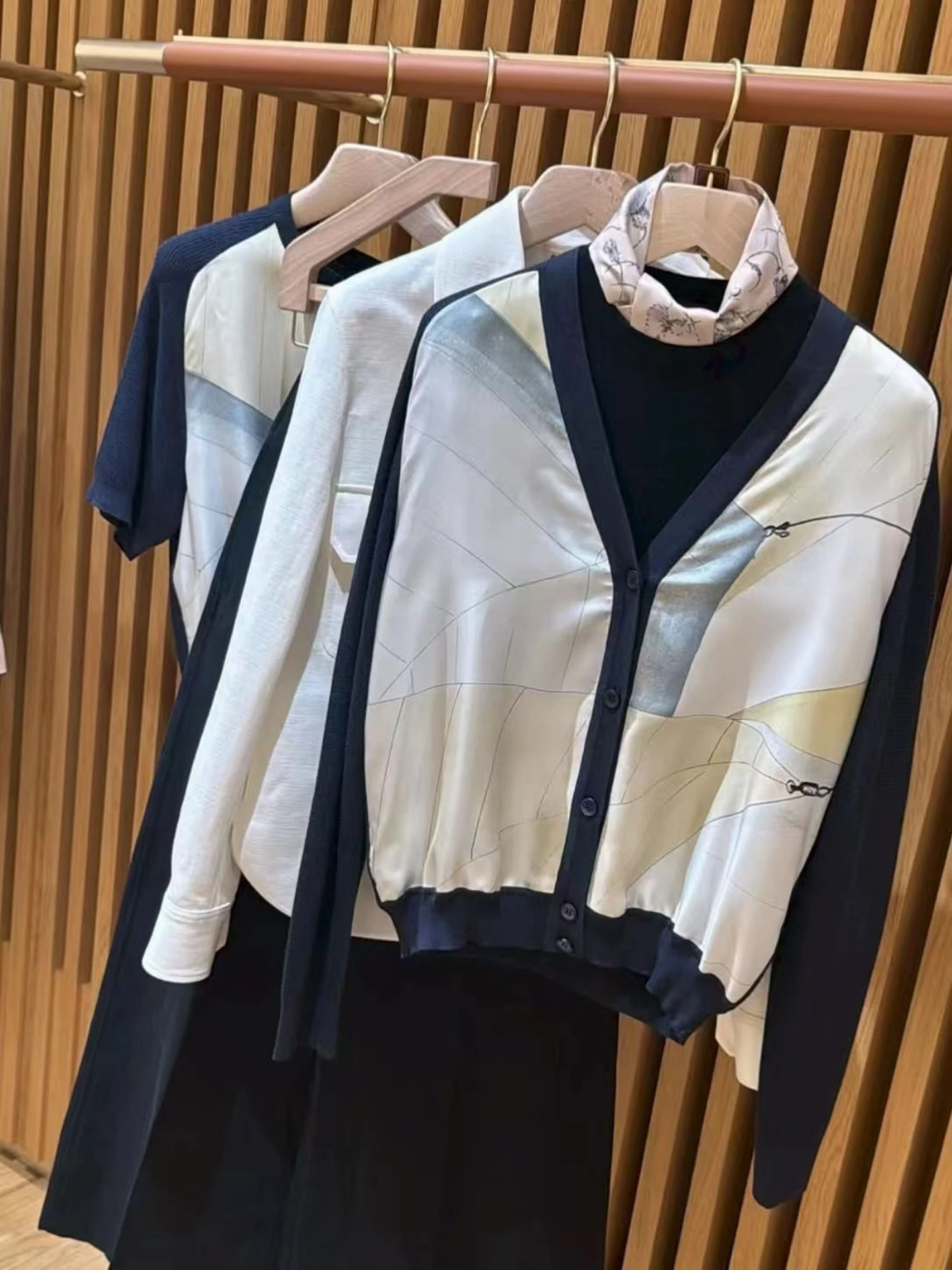 New 2026 Spring Summer Silk Knitted Short Sleeve Open Cardigan Printed Patchwork Soft V-neck Women's Fashion Money Style
New 2026 Spring Summer Silk Knitted Short Sleeve Open Cardigan Printed Patchwork Soft V-neck Women's Fashion Money Style