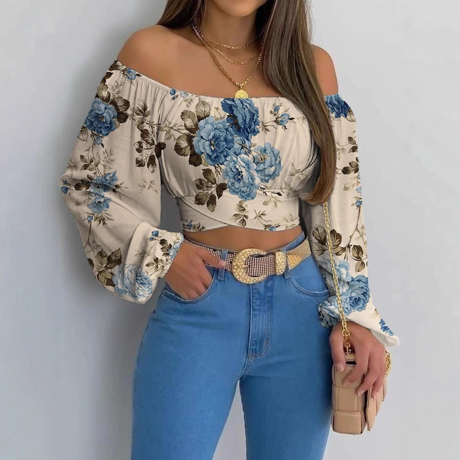 Модный топ с открытыми плечами для городских женщин, стильная ультракороткая блузка с рукавами-фонариками и облегающим силуэтом.
Модный топ с открытыми плечами для городских женщин, стильная ультракороткая блузка с рукавами-фонариками и облегающим силуэтом.