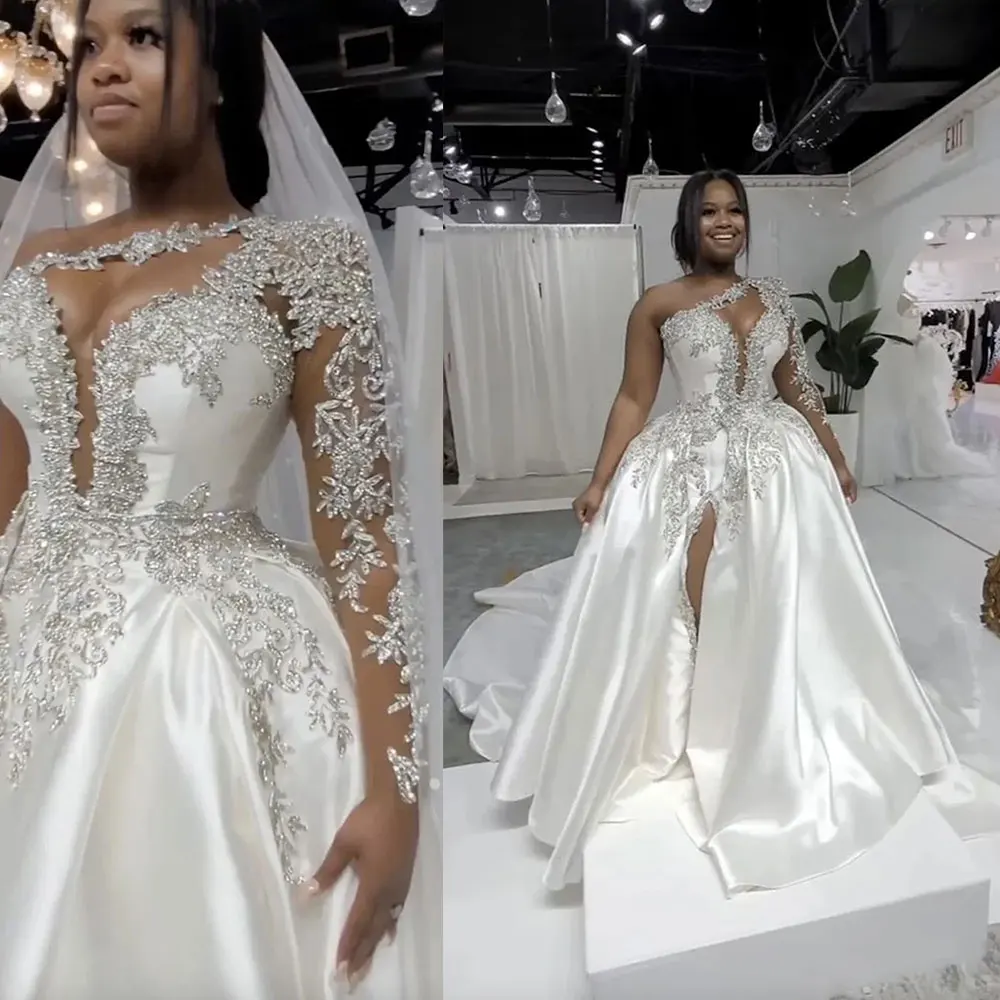 Arabic White V-neck Sparkly Crystal Wedding Dresses for Black Girls 2024 Thigh Slit Lace One Shoulder Bridal Ball Gown Plus Size
Arabic White V-neck Sparkly Crystal Wedding Dresses for Black Girls 2024 Thigh Slit Lace One Shoulder Bridal Ball Gown Plus Size