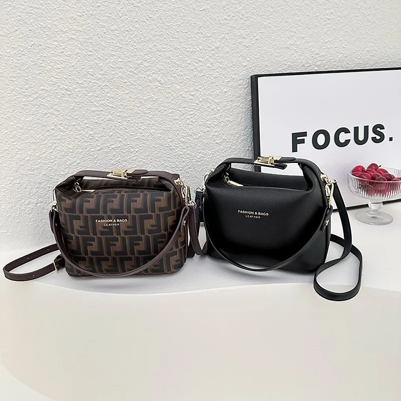 Trendy Solid Color Shopper Bag - Unique Crossbody Purse with Retro Designer Letter Logo and Large Capacity
Trendy Solid Color Shopper Bag - Unique Crossbody Purse with Retro Designer Letter Logo and Large Capacity