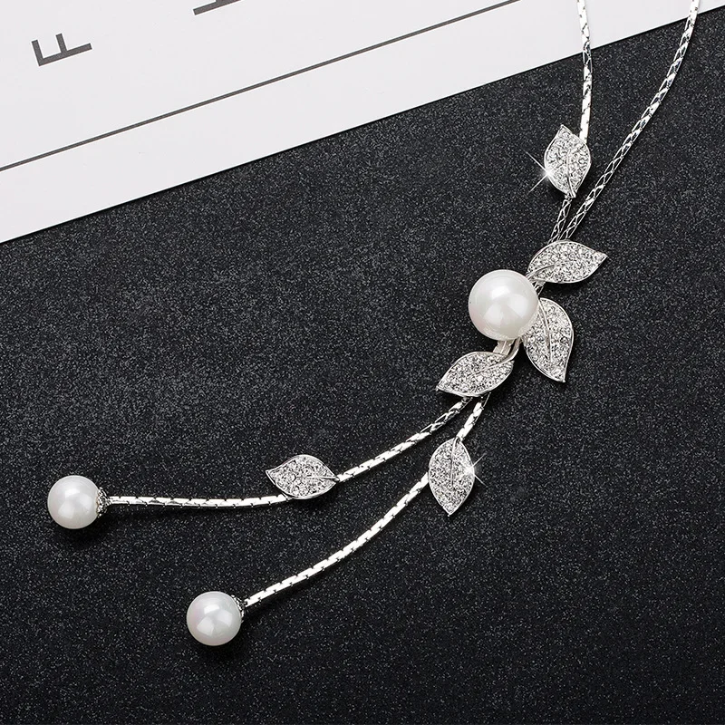 This is a versatile, elegant and high-end necklace with a long leaf-shaped sweater chain
This is a versatile, elegant and high-end necklace with a long leaf-shaped sweater chain