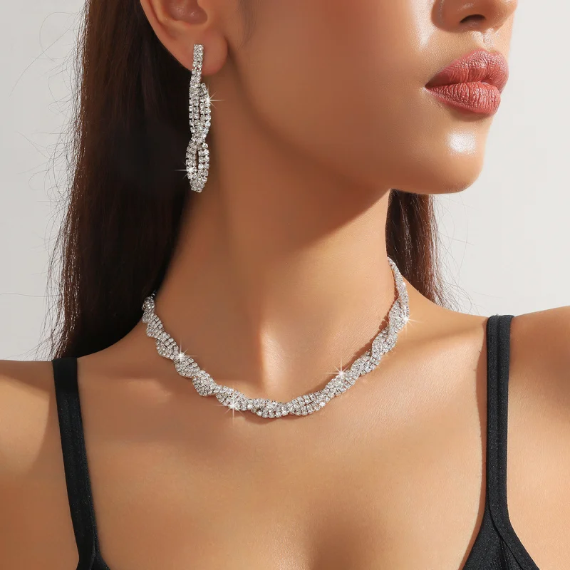 Claw Chain Rhinestone Necklace and Earrings Suite Two-Piece Set Woven Necklace Clavicle Chain Dinner Accessories for Women
Claw Chain Rhinestone Necklace and Earrings Suite Two-Piece Set Woven Necklace Clavicle Chain Dinner Accessories for Women