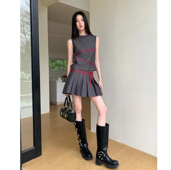 Contrasting Stripes Embroidery Grey Niche Versatile Top Pleated Skirt Two-piece Set
Contrasting Stripes Embroidery Grey Niche Versatile Top Pleated Skirt Two-piece Set