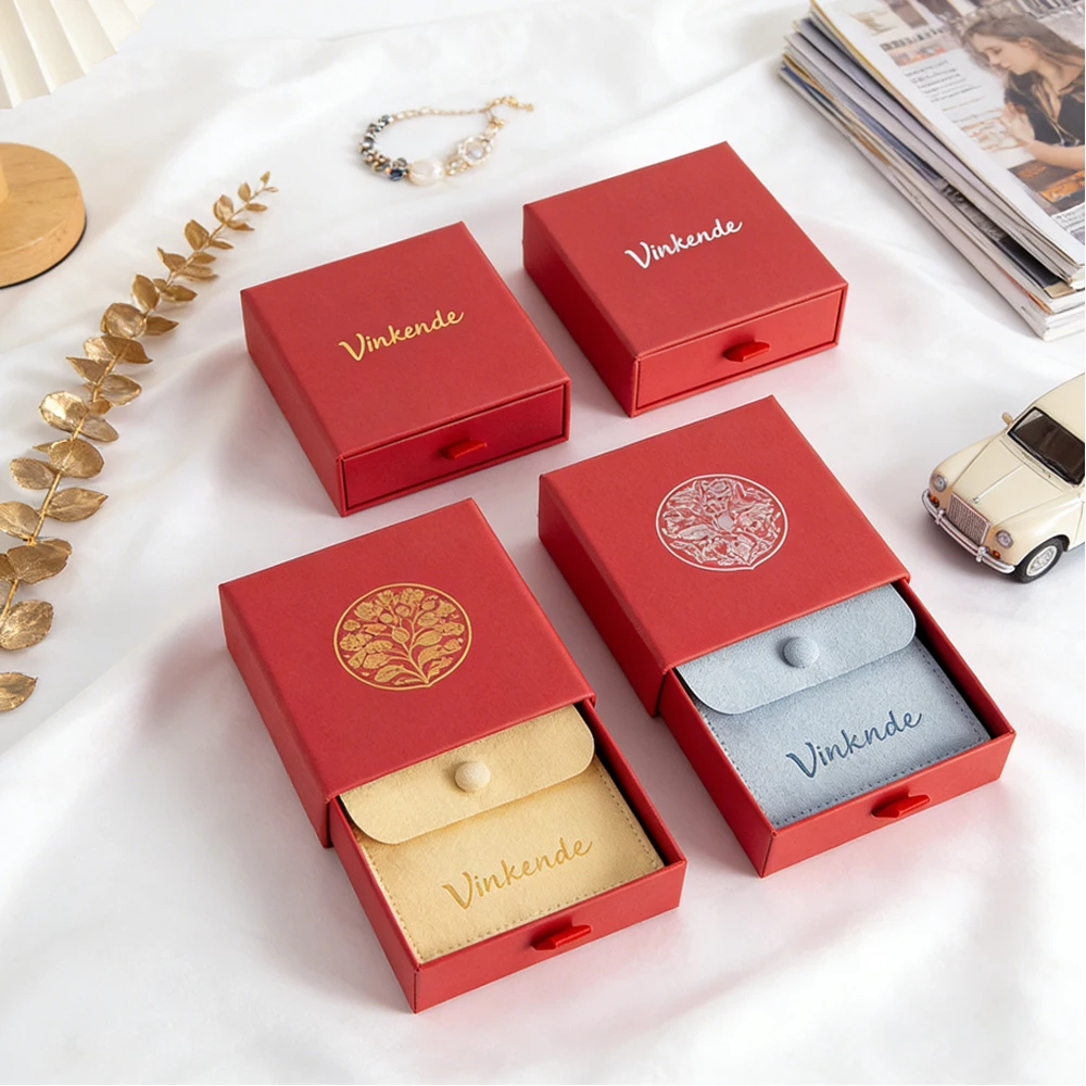 24/50/100 шт. подарочные коробки для ювелирных изделий 10x10x2 см с индивидуальным логотипом и мешочками из микрофибры 9x9 см на кнопках для ожерелий и серег
24/50/100 шт. подарочные коробки для ювелирных изделий 10x10x2 см с индивидуальным логотипом и мешочками из микрофибры 9x9 см на кнопках для ожерелий и серег