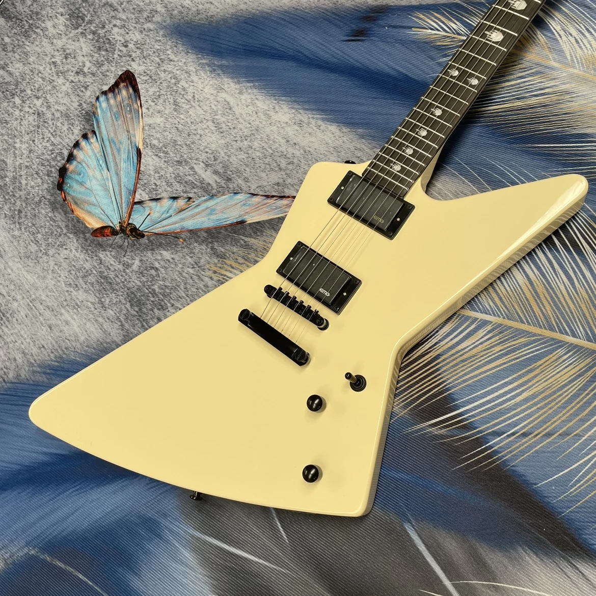 High-appearance-level 6-string cream-yellow electric guitar with fixed bridge black hardware guitars, home teaching guitarra
High-appearance-level 6-string cream-yellow electric guitar with fixed bridge black hardware guitars, home teaching guitarra