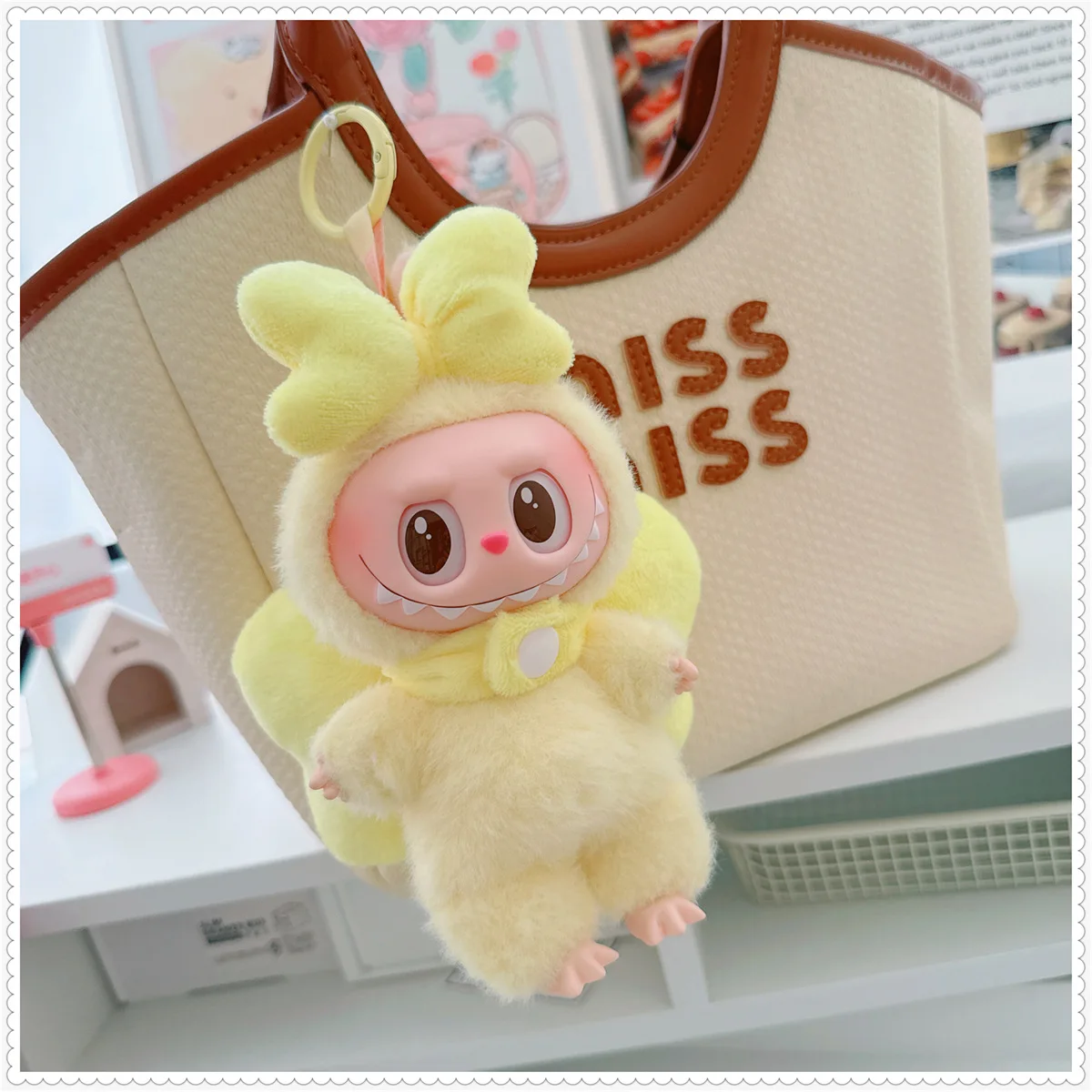 17cm First Second and Third Generation Labubu Bag Pendant Cute Doll Clothes Bow Accessory Keychain
17cm First Second and Third Generation Labubu Bag Pendant Cute Doll Clothes Bow Accessory Keychain
