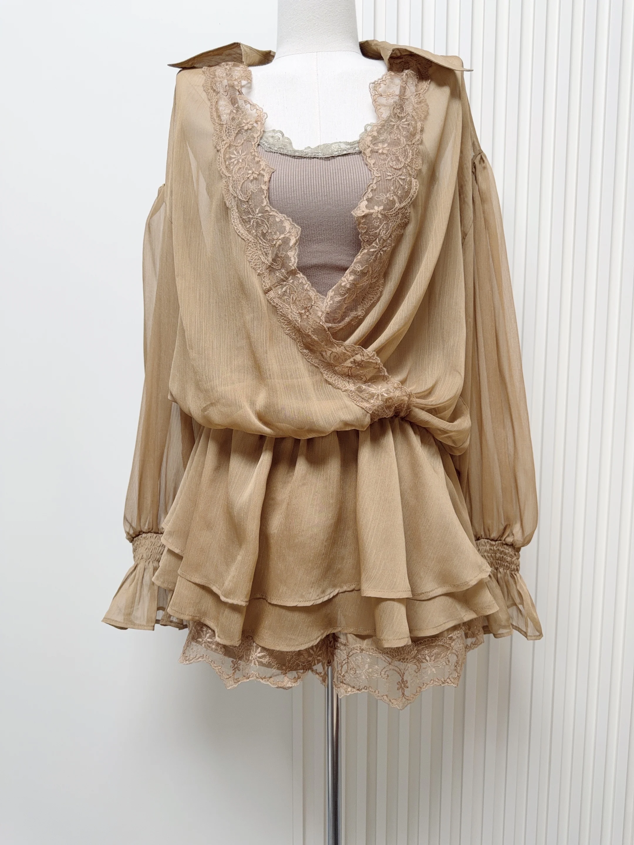 Women's Summer Streetwear Lace Patchwork Three Pieces Set Lady Lace V Neck Lantrer Sleeve Loose Blouse + Camisole + Loose Shorts
Women's Summer Streetwear Lace Patchwork Three Pieces Set Lady Lace V Neck Lantrer Sleeve Loose Blouse + Camisole + Loose Shorts