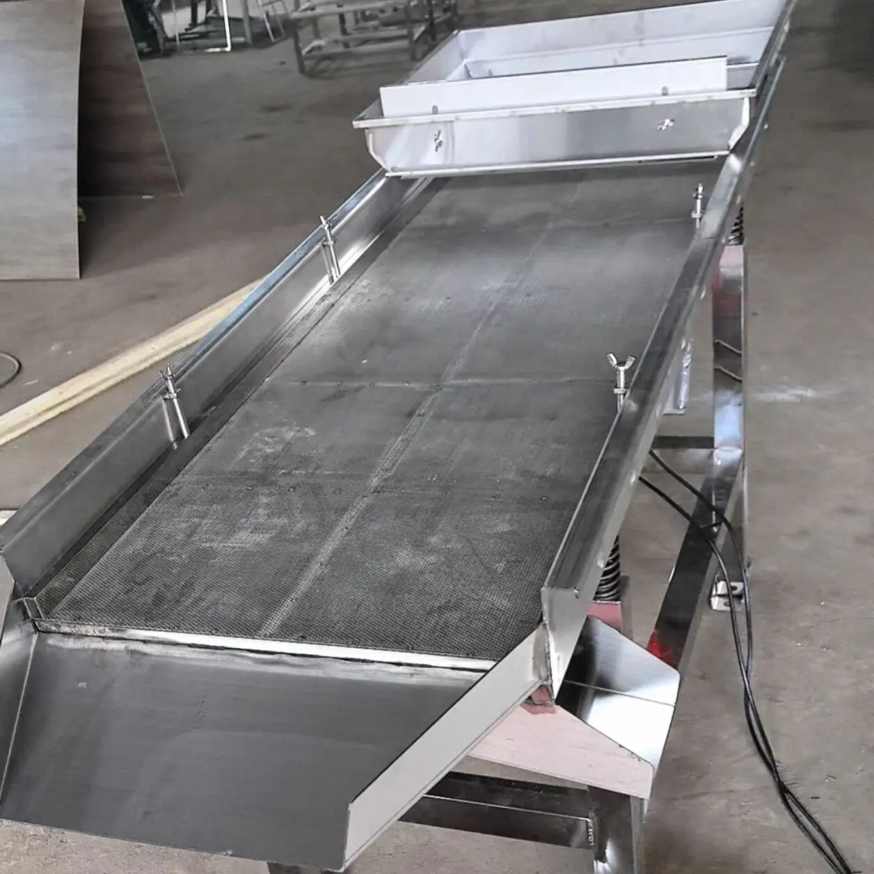 Food Screening Machine Single Screen 40*120cm Vibrating Electric Screen Electrostatic Large Particle Material Screening Machine
Food Screening Machine Single Screen 40*120cm Vibrating Electric Screen Electrostatic Large Particle Material Screening Machine