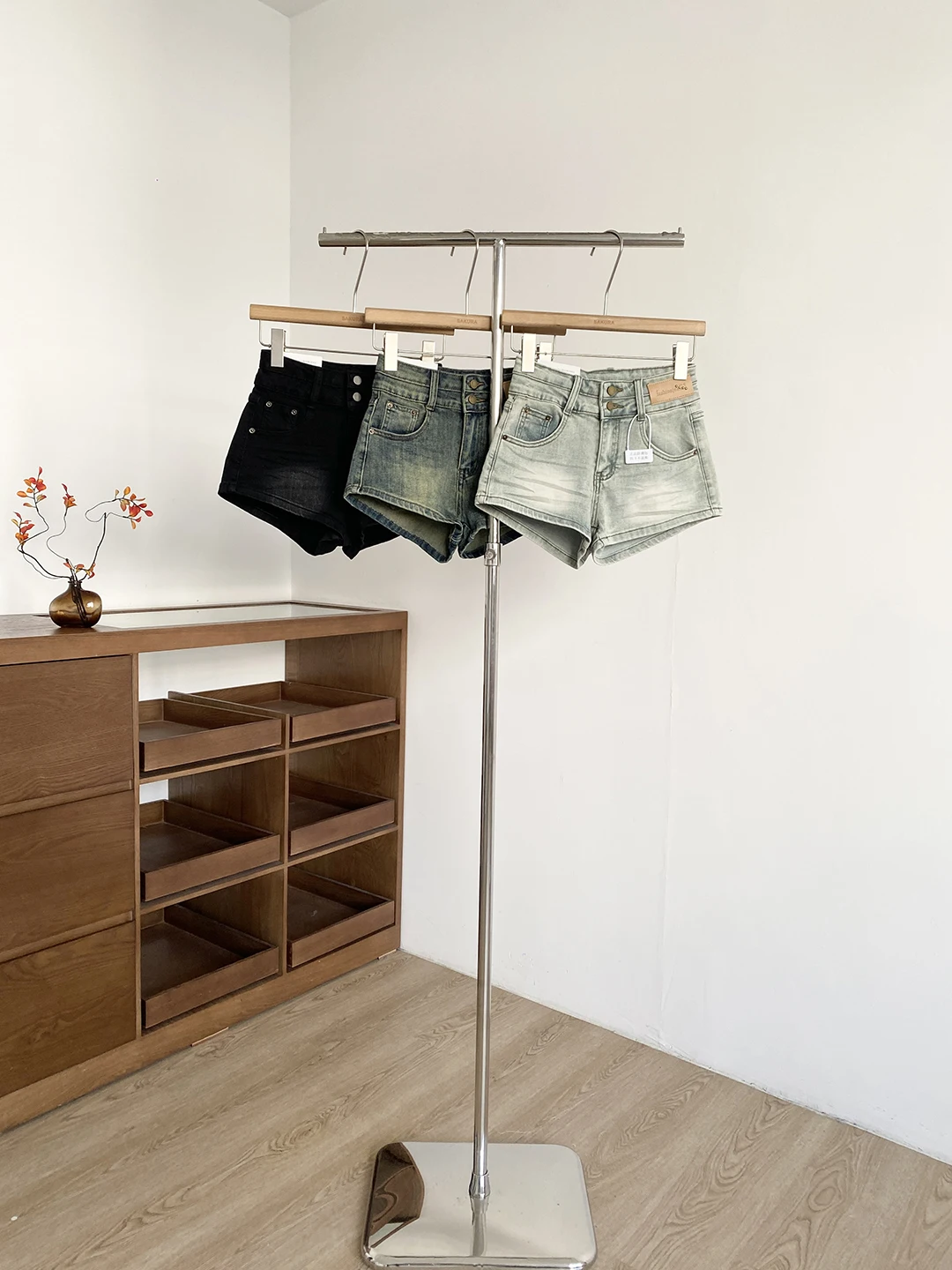 Spring 2026 High Waist Denim Shorts Women's Stylish Slimming Versatile Hot Pants Commute Pure Color Micro Stretch Polyester
Spring 2026 High Waist Denim Shorts Women's Stylish Slimming Versatile Hot Pants Commute Pure Color Micro Stretch Polyester