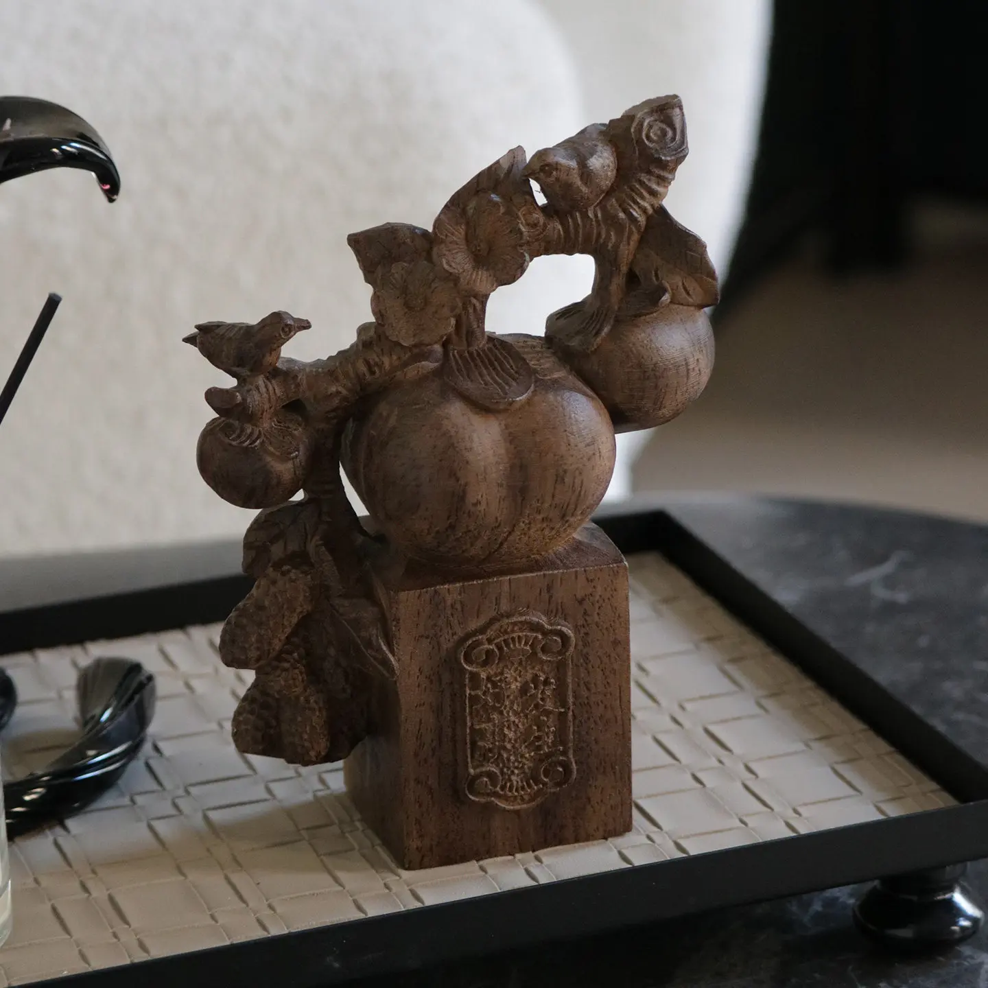 Домашний новый китайский хурма Ruyi орнамент высокий смысл Новогодний чайный столик украшение для входа настольный стол резьба по цельному дереву
Домашний новый китайский хурма Ruyi орнамент высокий смысл Новогодний чайный столик украшение для входа настольный стол резьба по цельному дереву