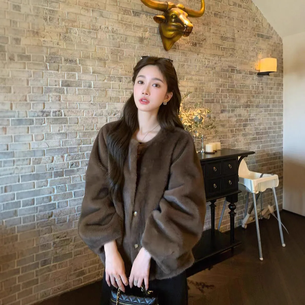 Шуба из искусственного норкового меха, женский короткий стиль, экологически чистая шуба, шуба из меха, новая модель 2025 года
Шуба из искусственного норкового меха, женский короткий стиль, экологически чистая шуба, шуба из меха, новая модель 2025 года