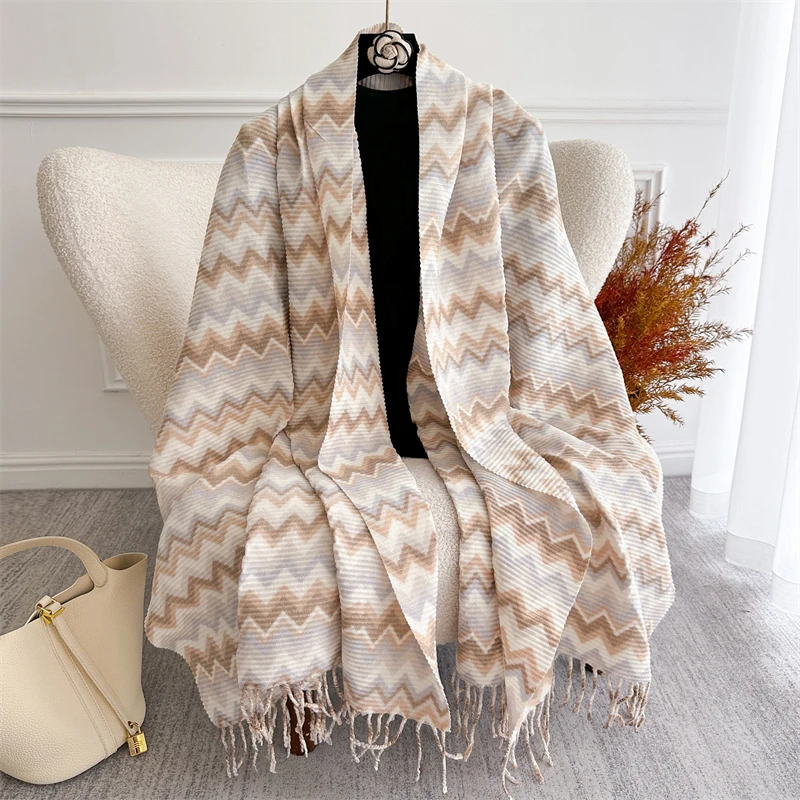 Роскошный толстый теплый шарф для женщин, модный зимний волнистый дизайн, кашемировая шаль, одеяло из пашмины, женское пончо с кисточками Echarpe
Роскошный толстый теплый шарф для женщин, модный зимний волнистый дизайн, кашемировая шаль, одеяло из пашмины, женское пончо с кисточками Echarpe