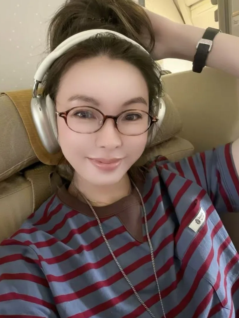 2025 Winter New Women's Striped T-irt Color Blo Design Unique Sle Long Sve Casual Top for Ladies
2025 Winter New Women's Striped T-irt Color Blo Design Unique Sle Long Sve Casual Top for Ladies