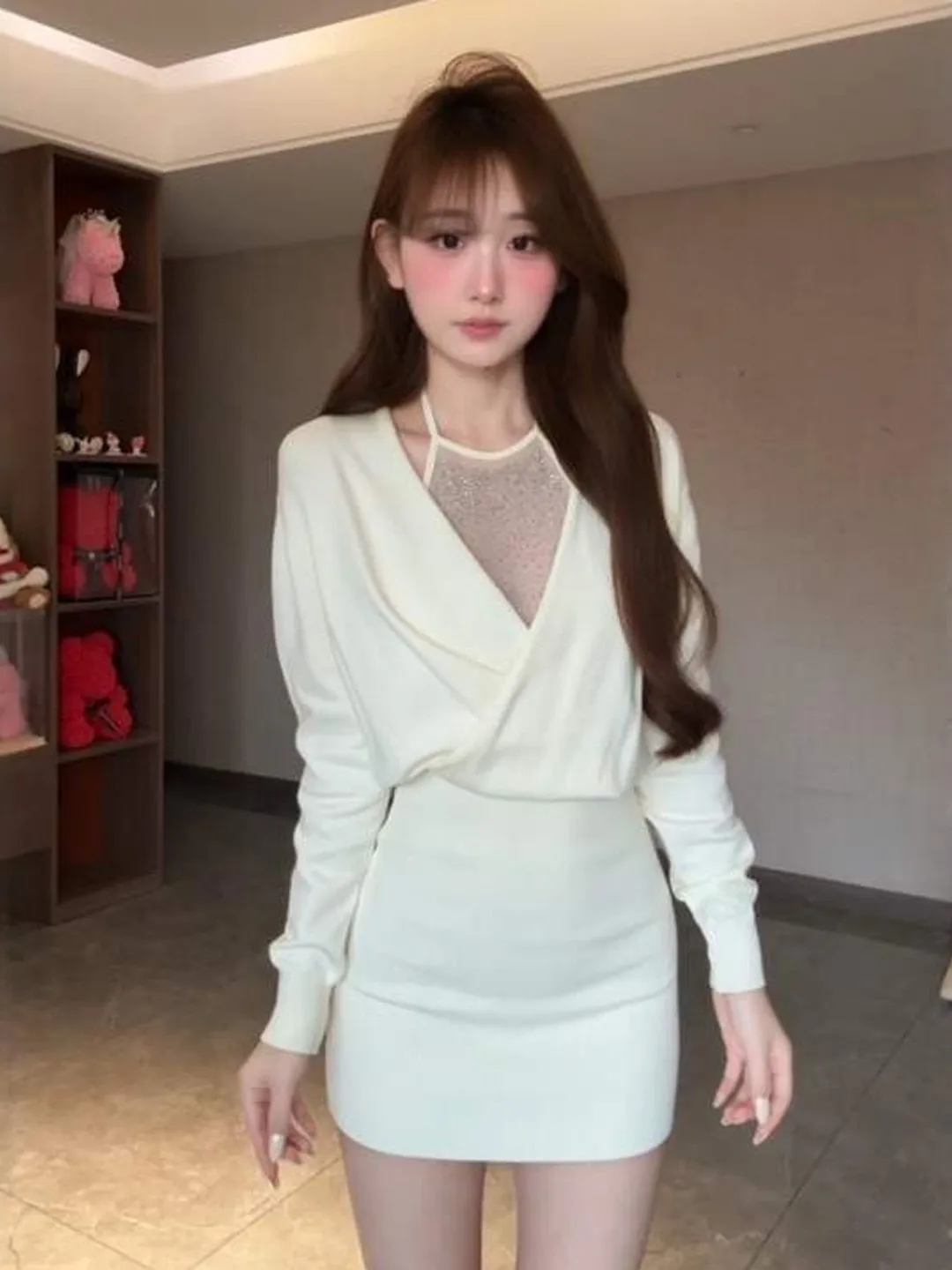 Сексуальный комплект из двух предметов Pure Desire V-ne Dr: облегающая юбка с завышенной талией и длинный свитер для весенних прогулок и повседневной носки.
Сексуальный комплект из двух предметов Pure Desire V-ne Dr: облегающая юбка с завышенной талией и длинный свитер для весенних прогулок и повседневной носки.