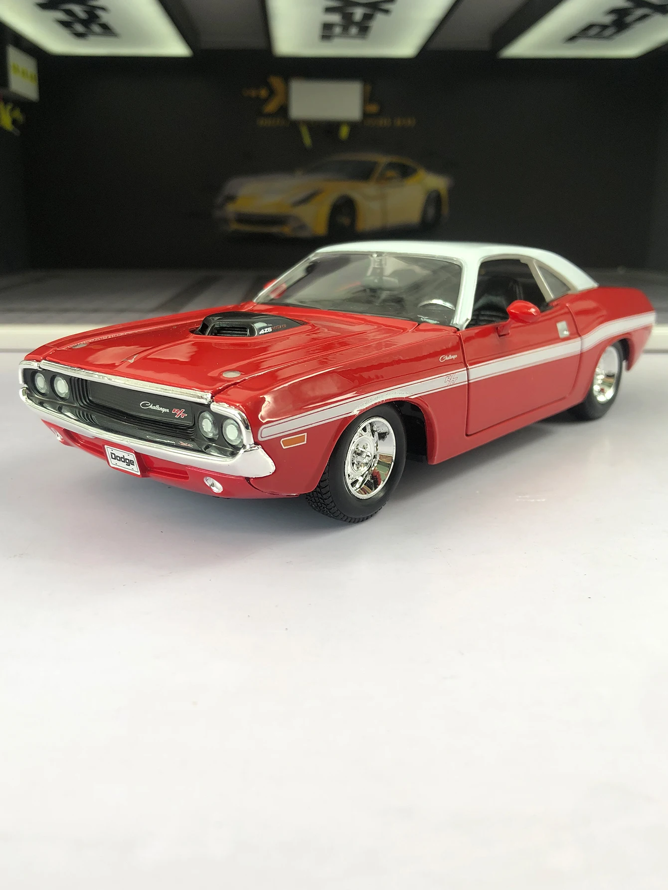 Модель автомобиля Maisto 1:24 из цинкового сплава, имитирующая Dodge Challenger R/T Coupe 1970 года, статическая модель, металлический коллекционный подарок.
Модель автомобиля Maisto 1:24 из цинкового сплава, имитирующая Dodge Challenger R/T Coupe 1970 года, статическая модель, металлический коллекционный подарок.