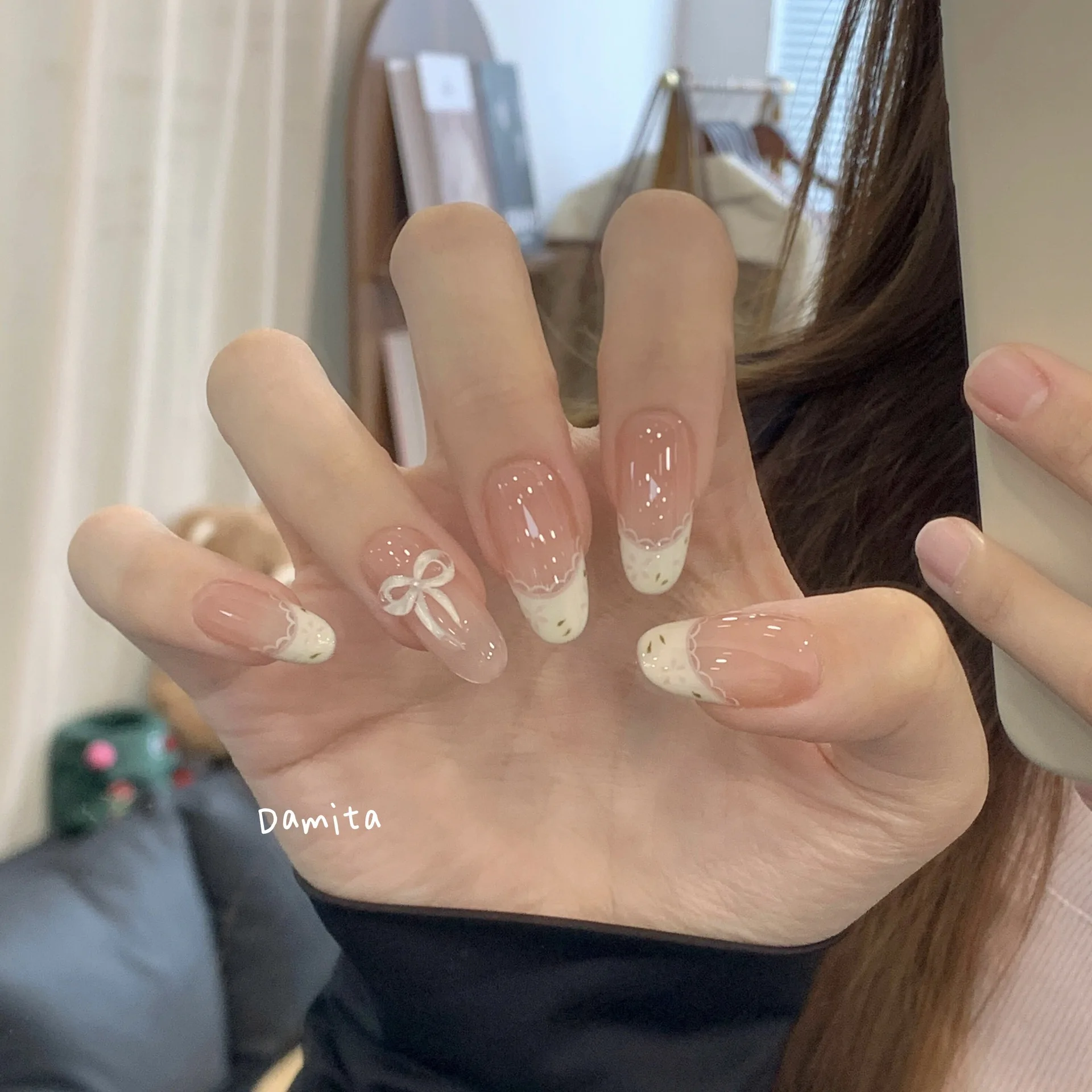 Creamy floral press-on nails with French design, gentle and skin-brightening, decorated with bows, removable handmade nail art
Creamy floral press-on nails with French design, gentle and skin-brightening, decorated with bows, removable handmade nail art