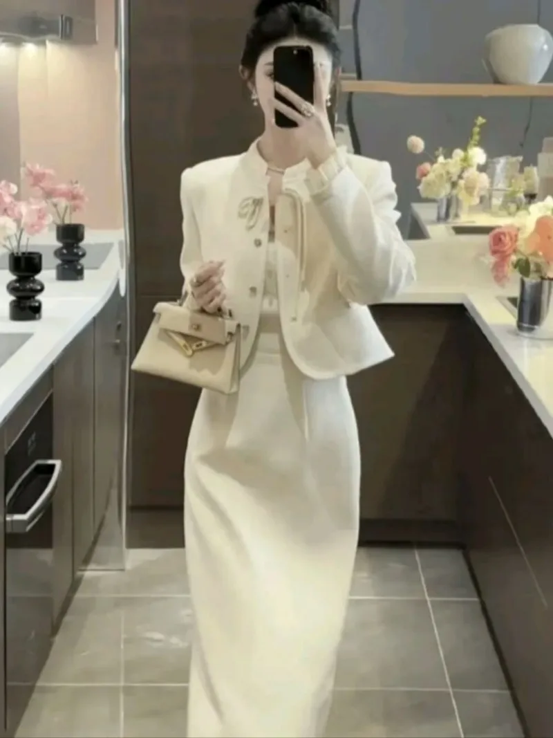 Новый роскошный высококачественный китайский женский комплект из двух предметов, модная осенняя тонкая короткая куртка с длинными рукавами + платье, маленький ароматный костюм
Новый роскошный высококачественный китайский женский комплект из двух предметов, модная осенняя тонкая короткая куртка с длинными рукавами + платье, маленький ароматный костюм