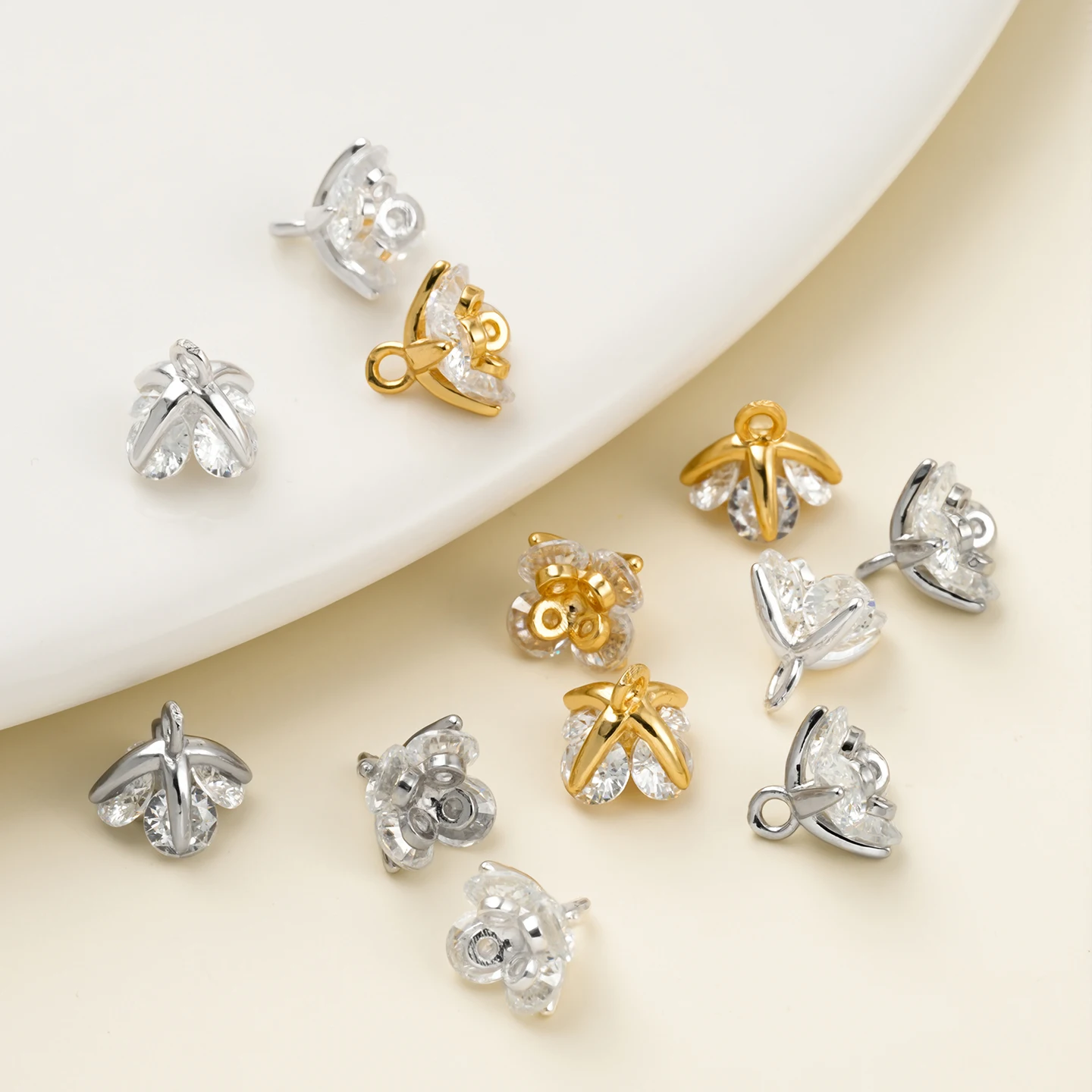 2Piece/Pack 18K Gold Color Plated Copper Rose Small Flower Pendants for DIY Bracelet Necklace Jewelry Making Accessories
2Piece/Pack 18K Gold Color Plated Copper Rose Small Flower Pendants for DIY Bracelet Necklace Jewelry Making Accessories