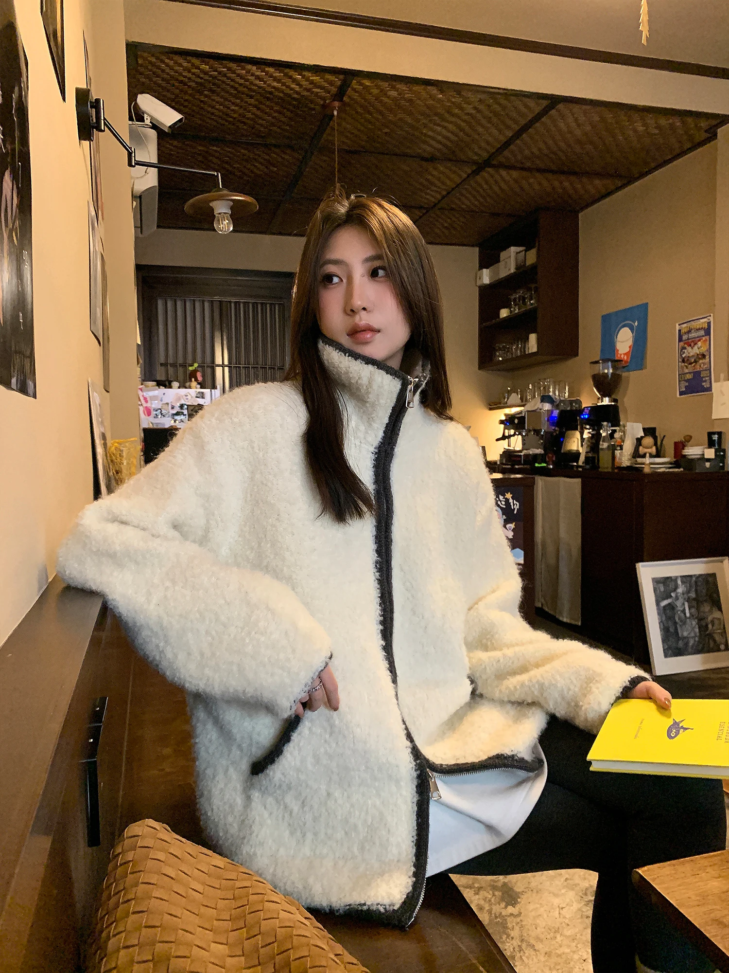 Вязаный свитер A Cloud Ring Thiened, пальто, женский свободный трикотаж белого цвета, зимняя верхняя одежда, мягкое полиэфирное волокно
Вязаный свитер A Cloud Ring Thiened, пальто, женский свободный трикотаж белого цвета, зимняя верхняя одежда, мягкое полиэфирное волокно