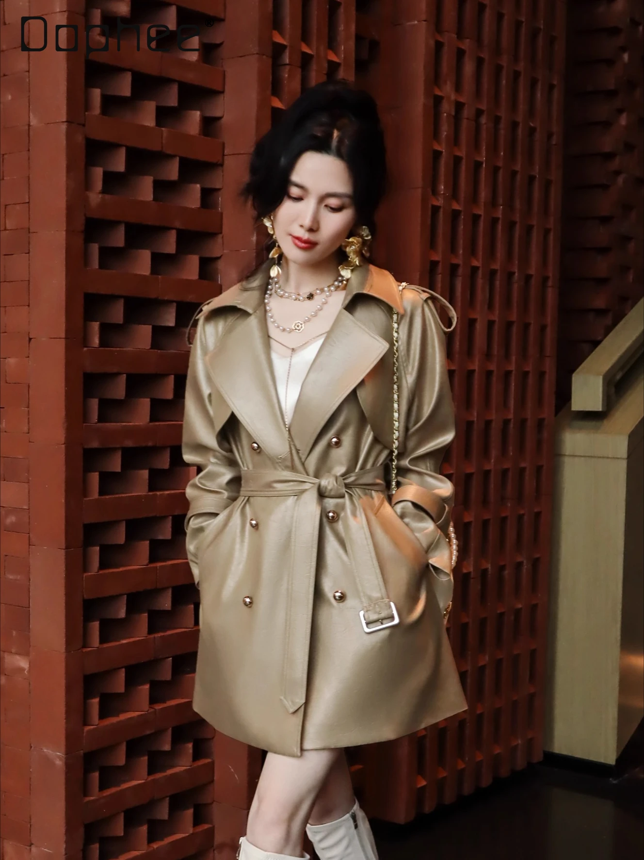 Высококачественный французский светский легкий роскошный винтажный двубортный тонкий короткий плащ для поездок на работу, модный плащ с перекрестным воротником
Высококачественный французский светский легкий роскошный винтажный двубортный тонкий короткий плащ для поездок на работу, модный плащ с перекрестным воротником