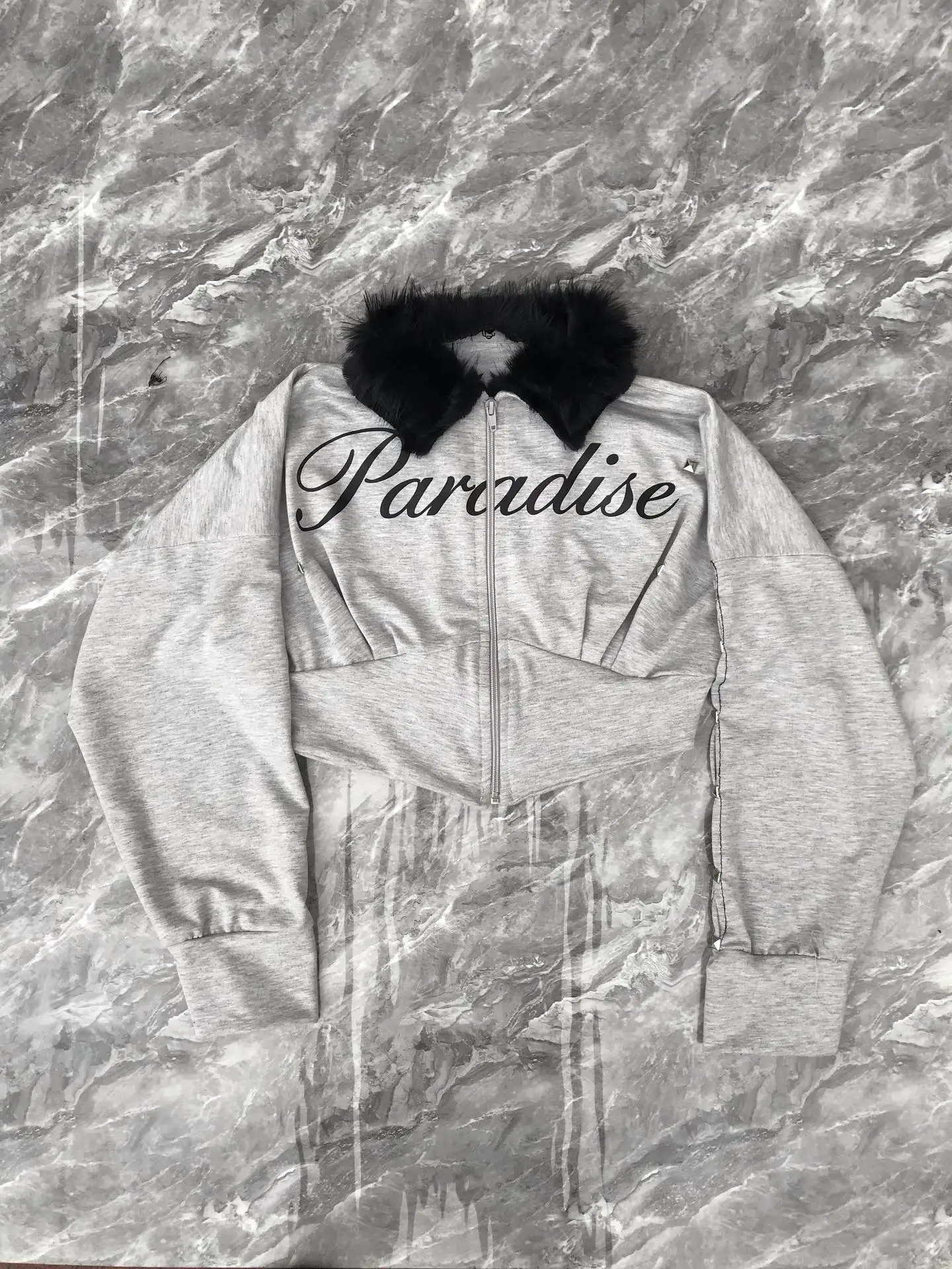 2026 new American Y2K fur collar sweatshirt with letter print, hip-hop, sweet, cool, punk ins street trend, versatile and casual
2026 new American Y2K fur collar sweatshirt with letter print, hip-hop, sweet, cool, punk ins street trend, versatile and casual