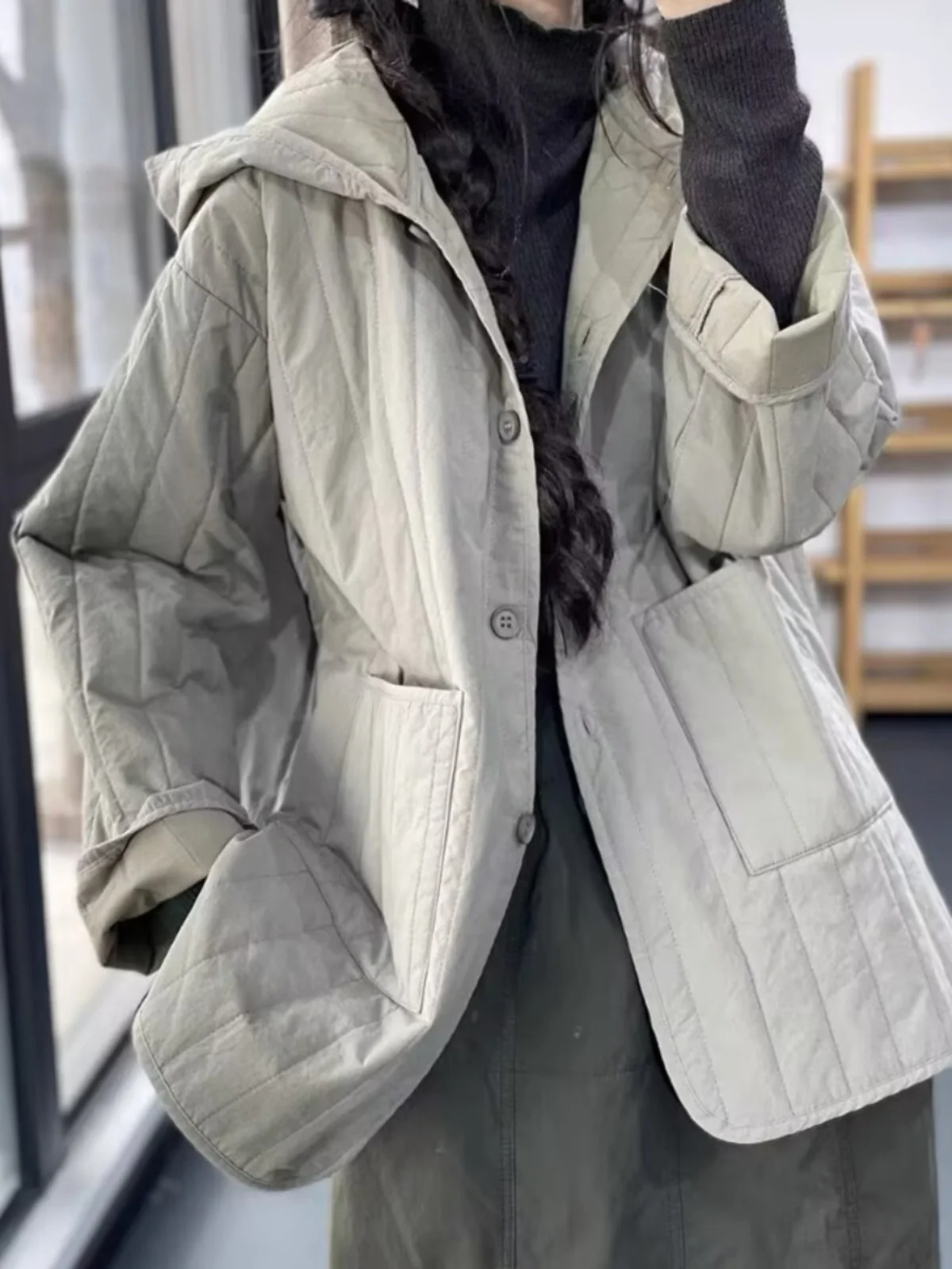 Женское зимнее пальто Thiened с хлопковой подкладкой, теплое свободное пальто с капюшоном на пуху, альтернативное длинное пальто в стиле ретро с застежкой-молнией
Женское зимнее пальто Thiened с хлопковой подкладкой, теплое свободное пальто с капюшоном на пуху, альтернативное длинное пальто в стиле ретро с застежкой-молнией