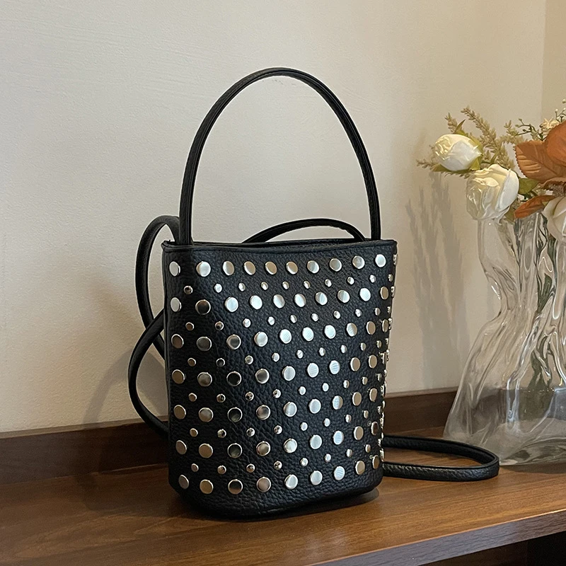 Trendy Round Rivet Portable Bucket Bag New Personalized Motorcycle Messenger Bag Versatile Solid Color Shoulder Bag Commuter Bag
Trendy Round Rivet Portable Bucket Bag New Personalized Motorcycle Messenger Bag Versatile Solid Color Shoulder Bag Commuter Bag