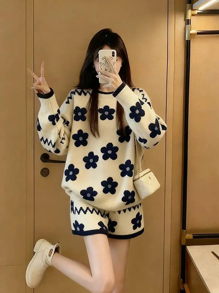 Новогодний вязаный комплект Cisas: свитер и брюки, женский, свободный крой, мягкий, с цветочным узором, из двух предметов, для повседневной носки
Новогодний вязаный комплект Cisas: свитер и брюки, женский, свободный крой, мягкий, с цветочным узором, из двух предметов, для повседневной носки