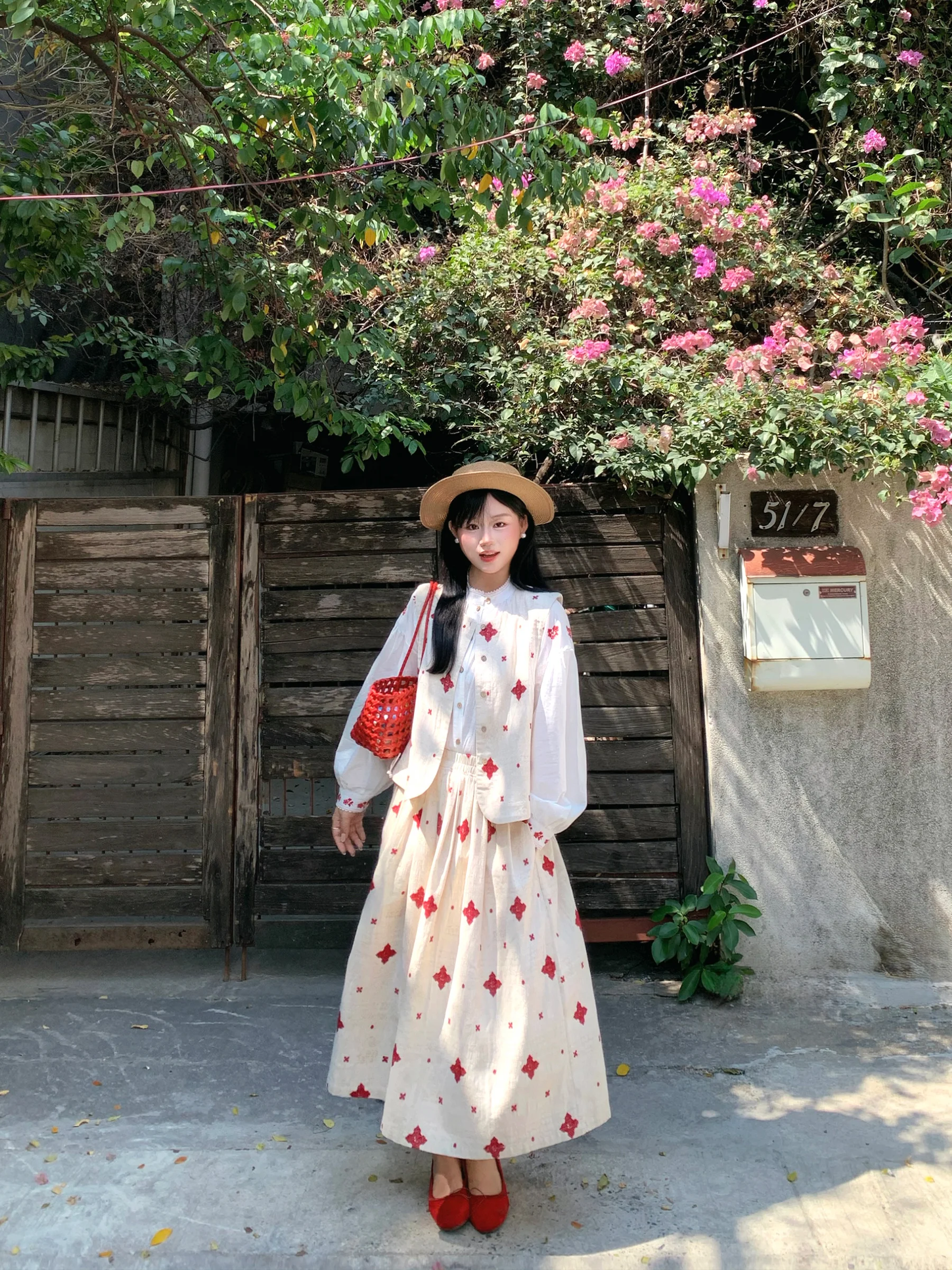 Artistic Design Layered Vest irt Casual Pants Slimming Tee-piece Set Women's Faionable Ensemble Long Sve Hooded Top
Artistic Design Layered Vest irt Casual Pants Slimming Tee-piece Set Women's Faionable Ensemble Long Sve Hooded Top