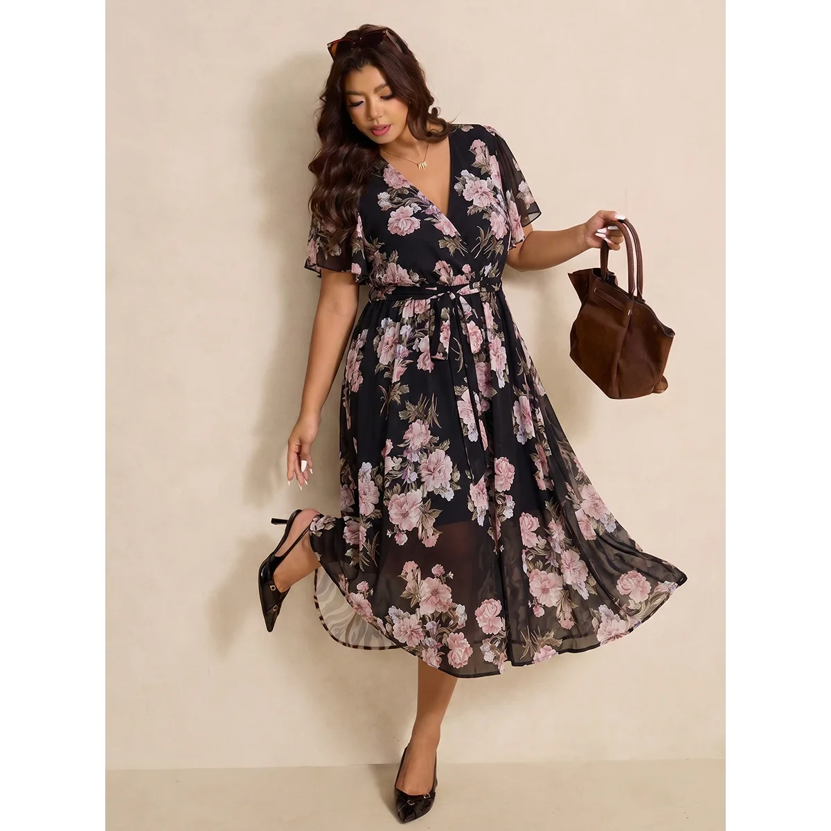 Plus-size Women's Clothes With Black Background and Pink Floral Print, Chiffon V-neck Waist-cinching Mid-length Plus-size
Plus-size Women's Clothes With Black Background and Pink Floral Print, Chiffon V-neck Waist-cinching Mid-length Plus-size