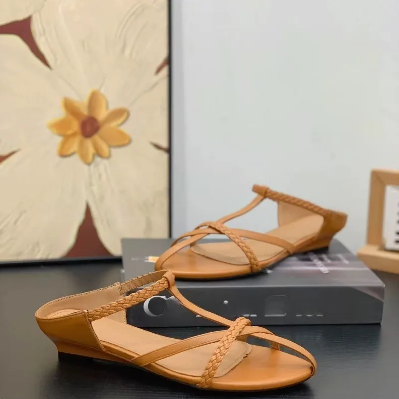 French Women's Summer New Pointed Thin Strap Toe Exposed Fashion Niche Design Beach Sandals
French Women's Summer New Pointed Thin Strap Toe Exposed Fashion Niche Design Beach Sandals