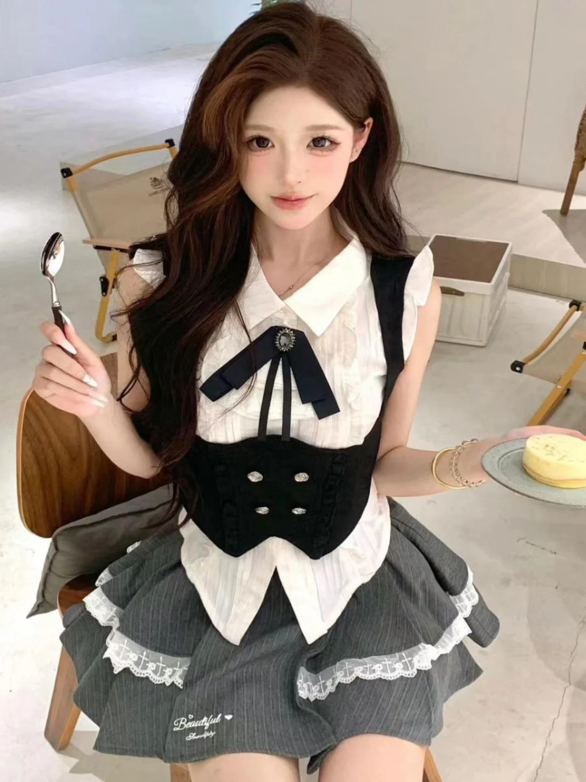 Sweet College Style JK Uniform White Sleeveless Shirt Vest Grey Pleated Skirt Set Women's Fashion Summer Outfit Three-Piece Set
Sweet College Style JK Uniform White Sleeveless Shirt Vest Grey Pleated Skirt Set Women's Fashion Summer Outfit Three-Piece Set