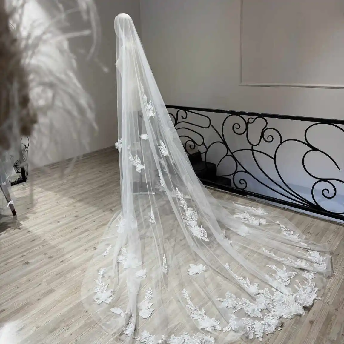 Luxury Wedding Veils Customized With Appliques Lace Cathedral with Comb 3M Long White Ivory 2 T Bridal Veils
Luxury Wedding Veils Customized With Appliques Lace Cathedral with Comb 3M Long White Ivory 2 T Bridal Veils