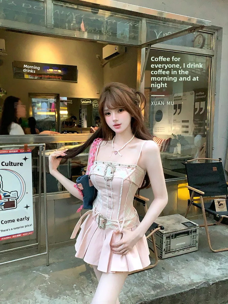 Летнее платье Rissy Sweet Cool Spring Pure Desire с ремешками и короткой юбкой, дизайн с высокой талией, из хлопковой ткани в клетку.
Летнее платье Rissy Sweet Cool Spring Pure Desire с ремешками и короткой юбкой, дизайн с высокой талией, из хлопковой ткани в клетку.