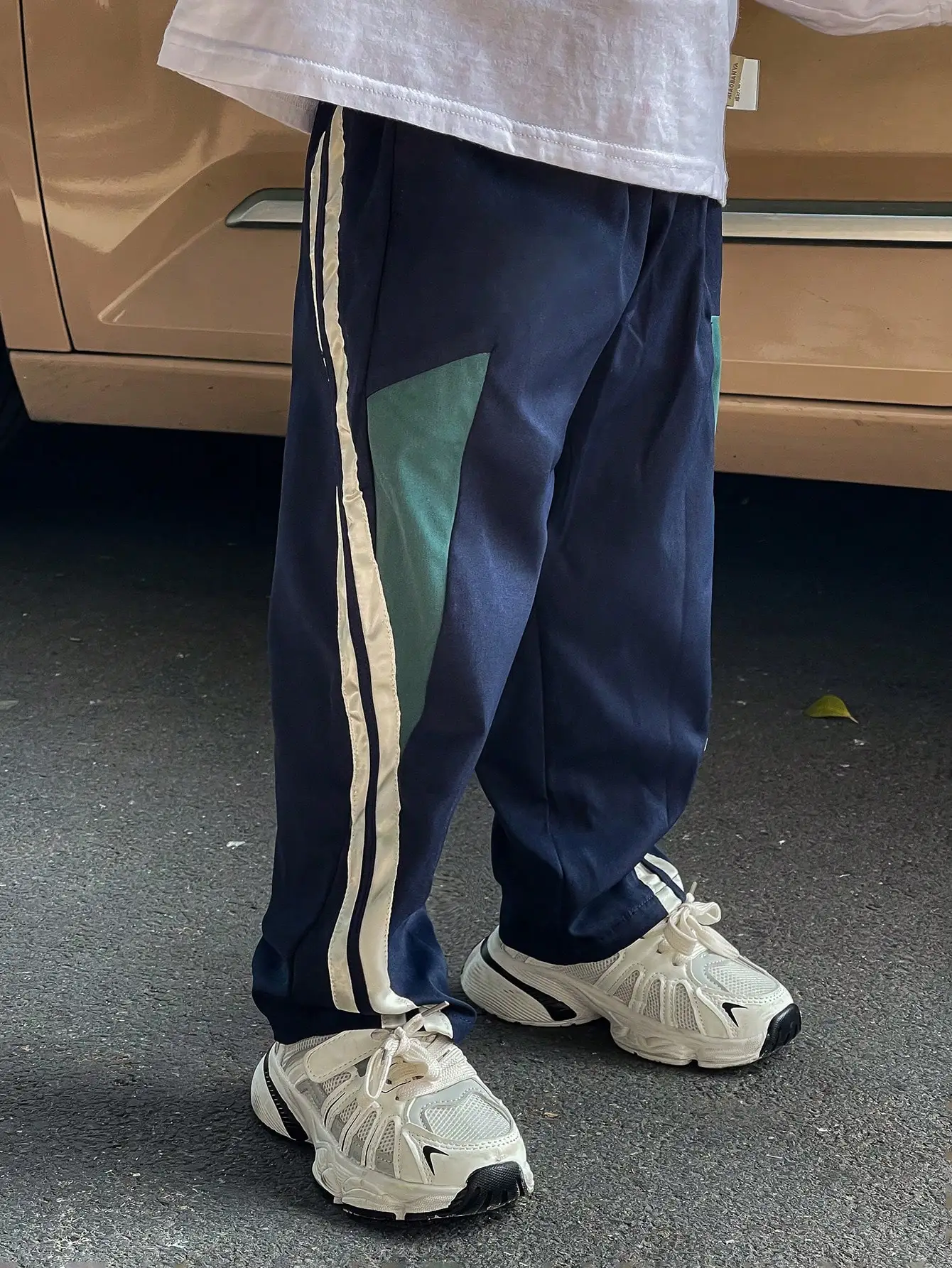 Свободные спортивные брюки для мальчиков с контрастными боковыми вставками и полосками
Свободные спортивные брюки для мальчиков с контрастными боковыми вставками и полосками