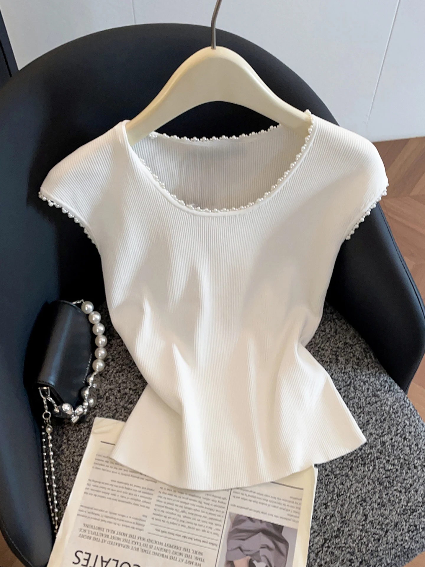 Summer 2026 Women's High-End Knitted T-Shirt Beaded Top Commute Style Regular Fit Medium Softness Short Sleeve round Neck
Summer 2026 Women's High-End Knitted T-Shirt Beaded Top Commute Style Regular Fit Medium Softness Short Sleeve round Neck