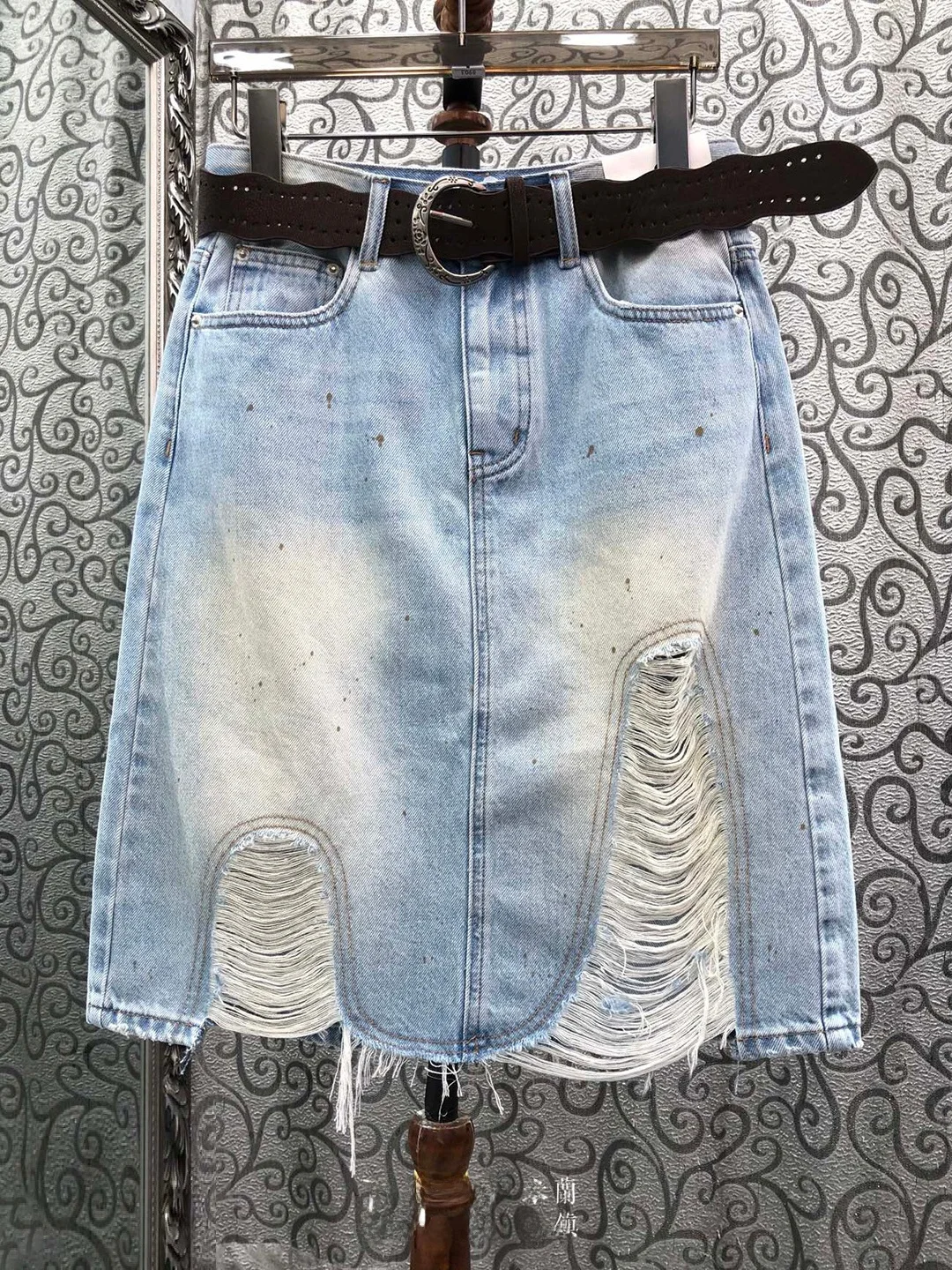 Milan Small Town South Oil Worn White Design High Waist Belted Denim Midi Skirt Commute Style A-Line Skirt with Slit
Milan Small Town South Oil Worn White Design High Waist Belted Denim Midi Skirt Commute Style A-Line Skirt with Slit