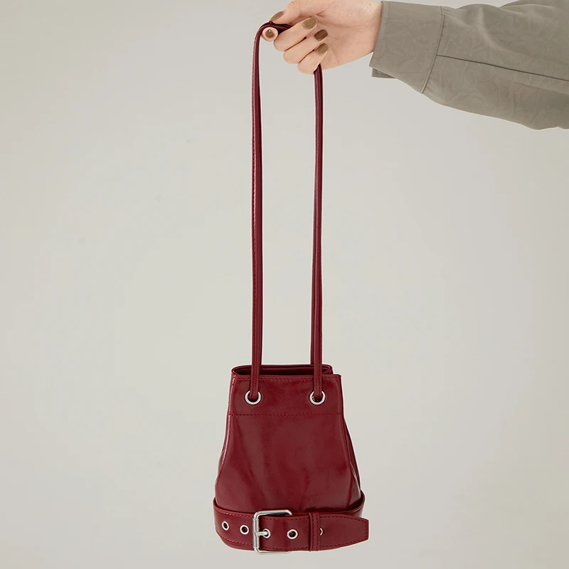 Women's Red Lightweight Bucket Bag Textured Pu Leather Drawstring Crossbody Bags Simple Mini Shoulder Pack Female Shopping Purse
Women's Red Lightweight Bucket Bag Textured Pu Leather Drawstring Crossbody Bags Simple Mini Shoulder Pack Female Shopping Purse