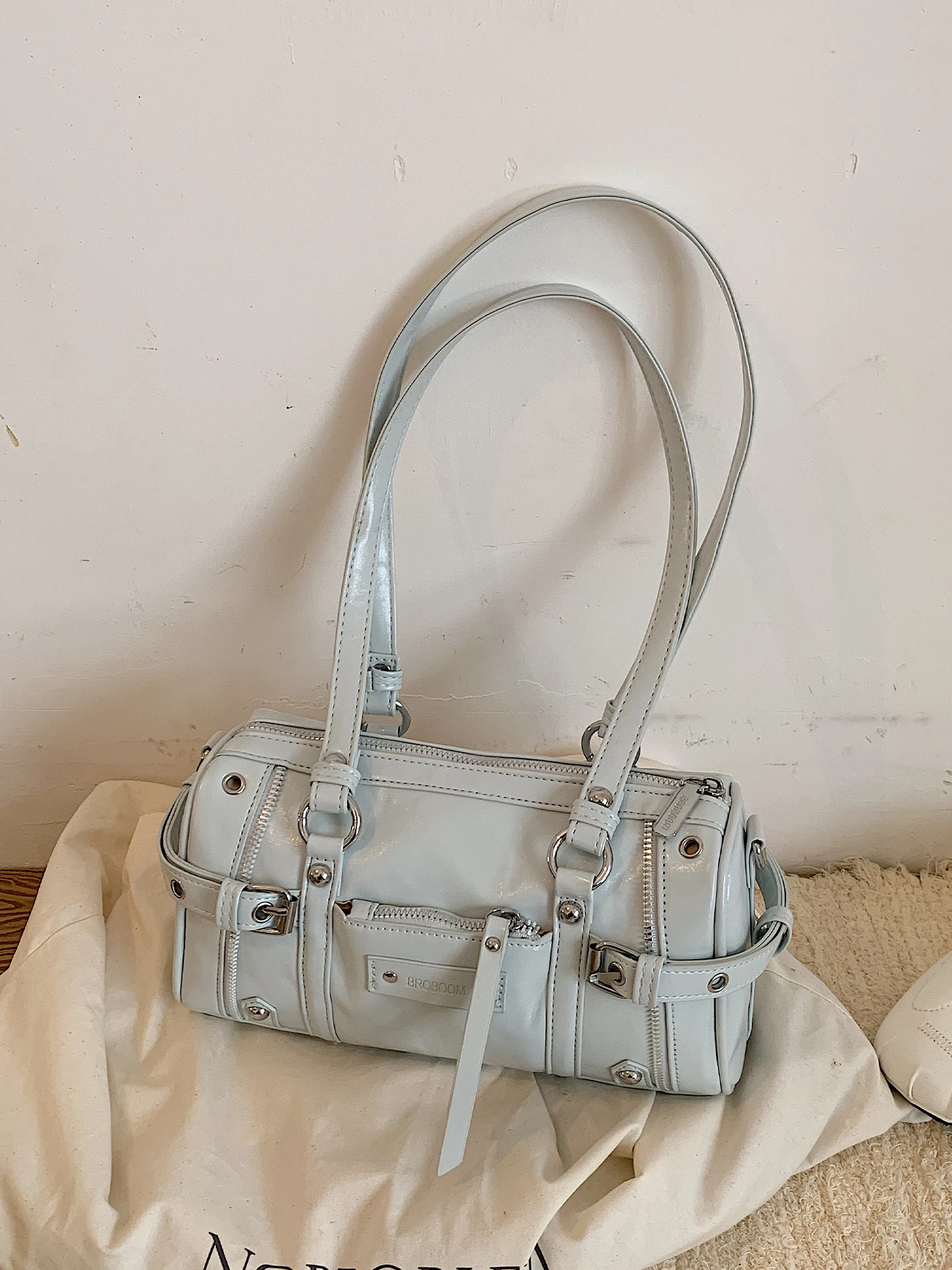 Women's Motorcycle Bag 2026 New Summer Large Capacity Commuter Single Shoulder Armpit Boston Bag Fashionable Durable PU Leather
Women's Motorcycle Bag 2026 New Summer Large Capacity Commuter Single Shoulder Armpit Boston Bag Fashionable Durable PU Leather