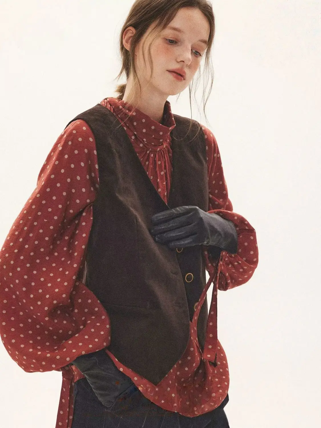 French Retro Red Polka Dot Loose Fitting Shirt For Women'S Spring, With A New Design Sense And A Tied Bow Shirt At The Back
French Retro Red Polka Dot Loose Fitting Shirt For Women'S Spring, With A New Design Sense And A Tied Bow Shirt At The Back