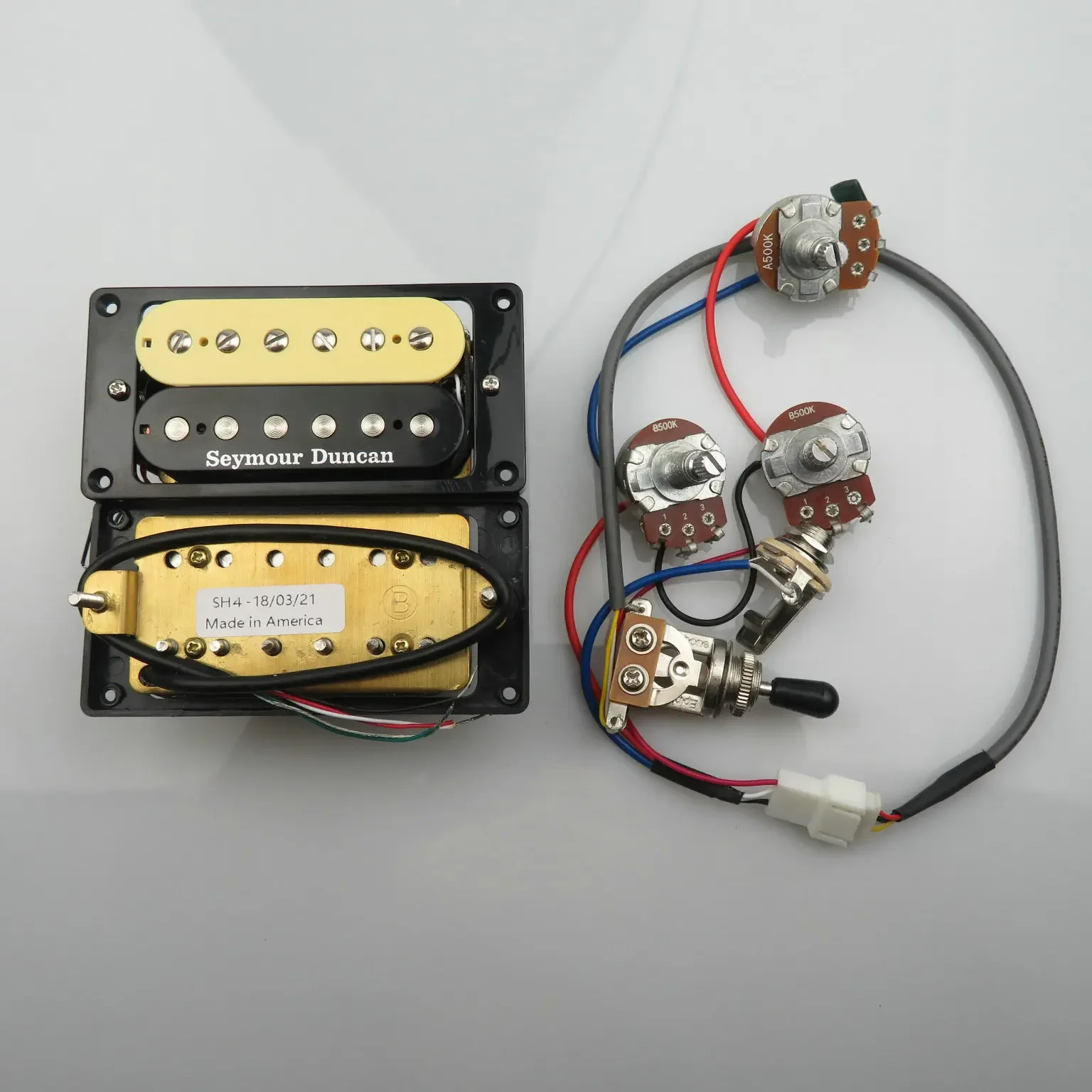 Обновленный SD хамбакер, пикапы для электрогитары 4C с жгутом проводов 2V1T, набор запчастей для гитары
Обновленный SD хамбакер, пикапы для электрогитары 4C с жгутом проводов 2V1T, набор запчастей для гитары