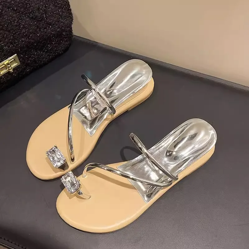 Новые летние сандалии-тапочки на плоском высоком каблуке со стразами и носком, крутые сандалии для женщин, хит продаж 
Новые летние сандалии-тапочки на плоском высоком каблуке со стразами и носком, крутые сандалии для женщин, хит продаж