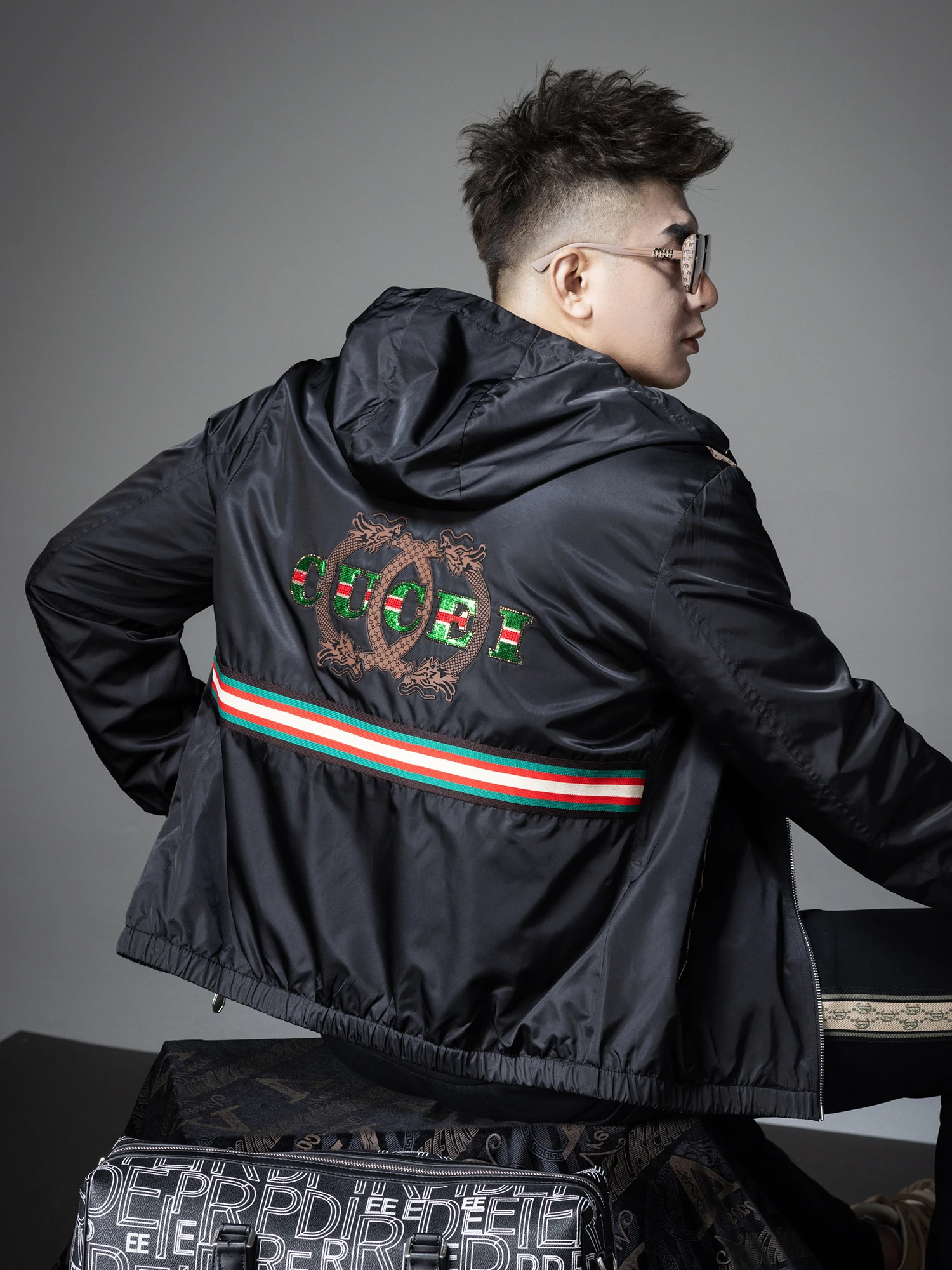 Мужская тонкая куртка с капюшоном, приталенного кроя, на молнии, с декоративными элементами, из полиэфирного волокна, с длинными рукавами, молодежная, модная, осенне-зимняя верхняя одежда
Мужская тонкая куртка с капюшоном, приталенного кроя, на молнии, с декоративными элементами, из полиэфирного волокна, с длинными рукавами, молодежная, модная, осенне-зимняя верхняя одежда