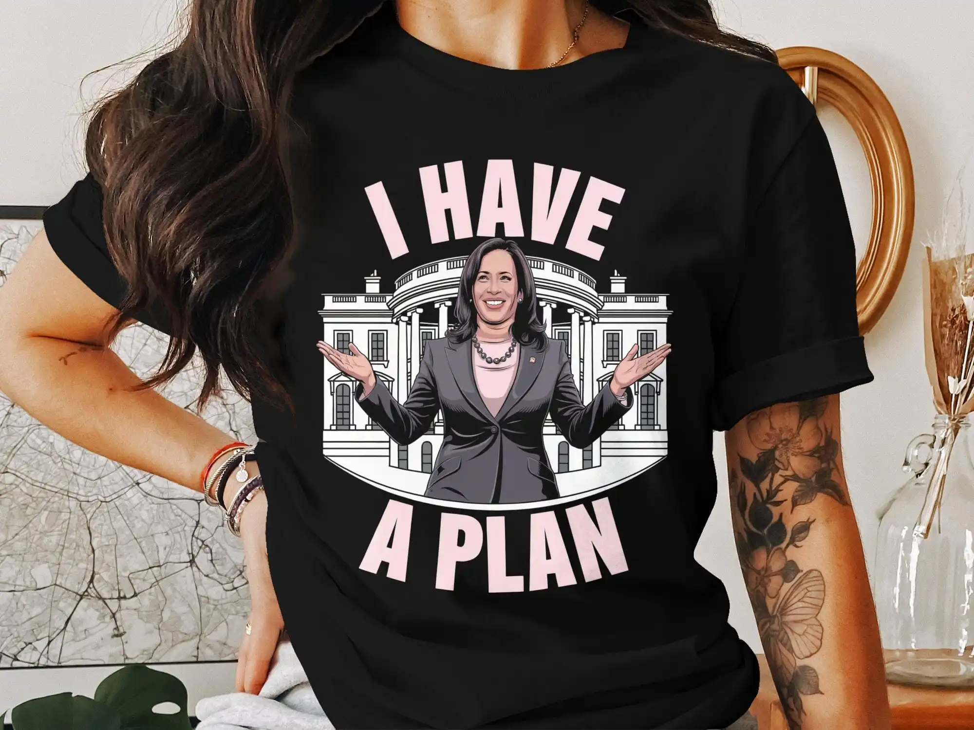 Футболка «У меня есть план» Камала Харрис для болельщиков, президентской дебатики
Футболка «У меня есть план» Камала Харрис для болельщиков, президентской дебатики