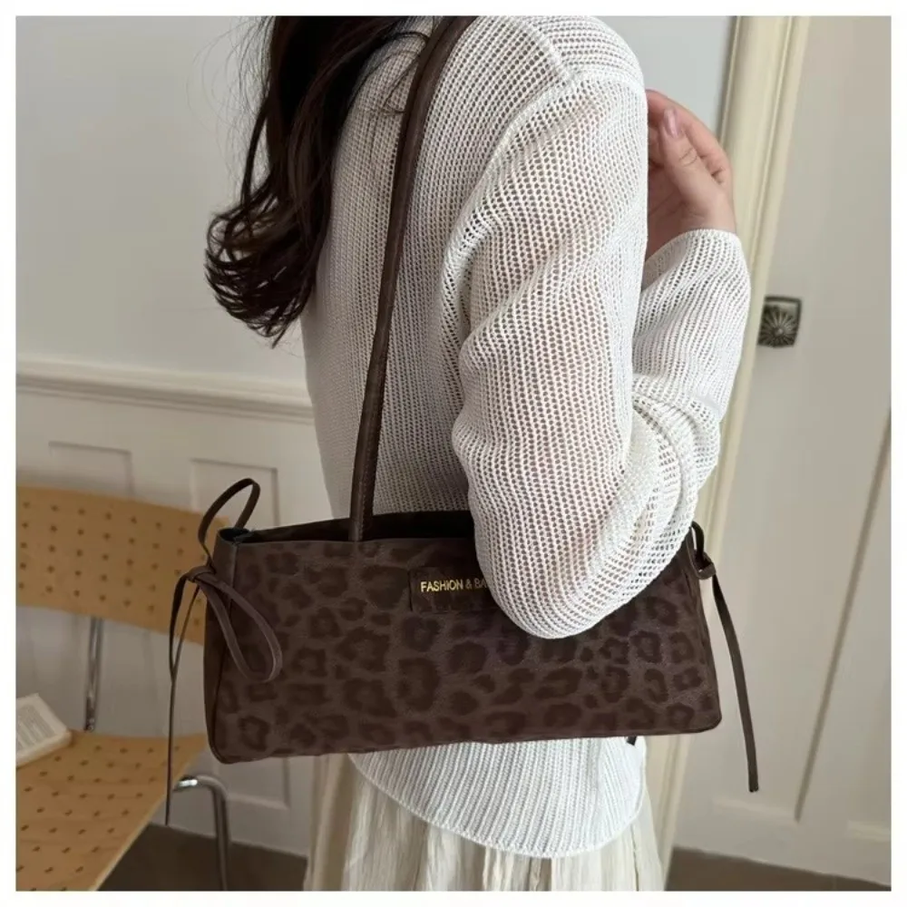 New Leopard Print Shoulder Bag Large Capacity Lightweight Underarm Bag Handbag
New Leopard Print Shoulder Bag Large Capacity Lightweight Underarm Bag Handbag