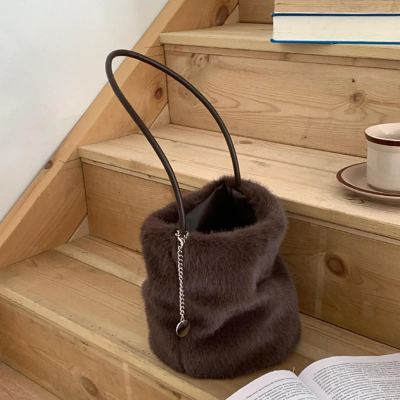 New Fashion Bucket Bag Versatile Magnetic Design Handbag Autumn/winter Soft Shoulder Bags Niche Solid Color Women Bag With Charm
New Fashion Bucket Bag Versatile Magnetic Design Handbag Autumn/winter Soft Shoulder Bags Niche Solid Color Women Bag With Charm