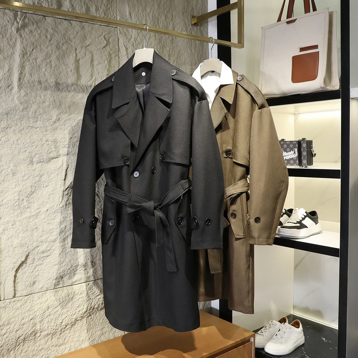 Итальянское мужское пальто-челси: модная весенняя ветровка с двойным рядом пуговиц, приталенный крой, повседневный стиль, городской образ
Итальянское мужское пальто-челси: модная весенняя ветровка с двойным рядом пуговиц, приталенный крой, повседневный стиль, городской образ