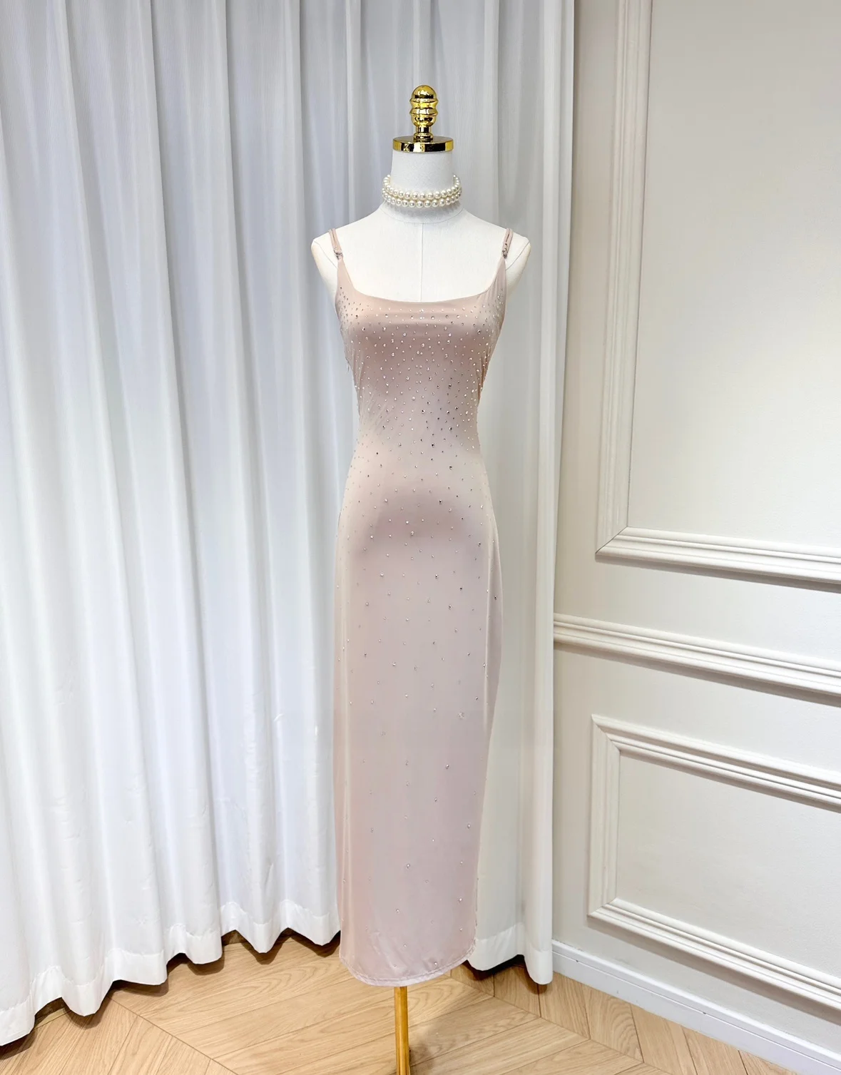 Ele Long Strapl Dr with Side Slit Slim Fit Bodycon Large Collar Elastic Polied Surface Perfect for Summer Wear
Ele Long Strapl Dr with Side Slit Slim Fit Bodycon Large Collar Elastic Polied Surface Perfect for Summer Wear