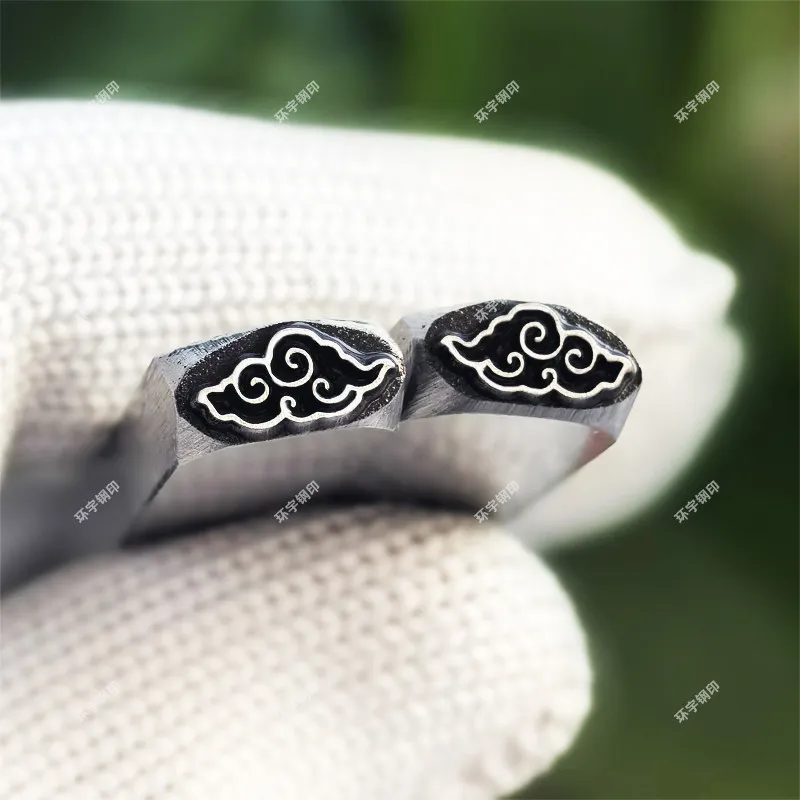 Нож для резьбы по дереву с узором Сянъюнь Жуи и благоприятными надписями, стальной, с возможностью индивидуальной настройки
Нож для резьбы по дереву с узором Сянъюнь Жуи и благоприятными надписями, стальной, с возможностью индивидуальной настройки