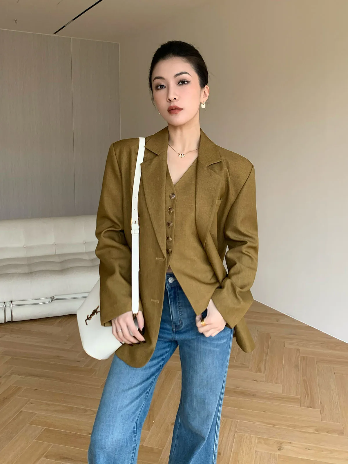 Chic Korean Style Women's Fashion Set Shirt Jacket Design Sensation Vest Autumn Early Season High Quality Casual Wear
Chic Korean Style Women's Fashion Set Shirt Jacket Design Sensation Vest Autumn Early Season High Quality Casual Wear